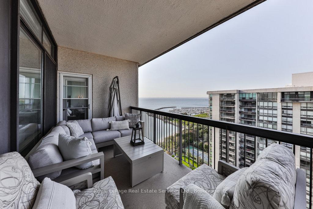 2 Bedrooms Condo at 2170 Marine, Oakville For sale