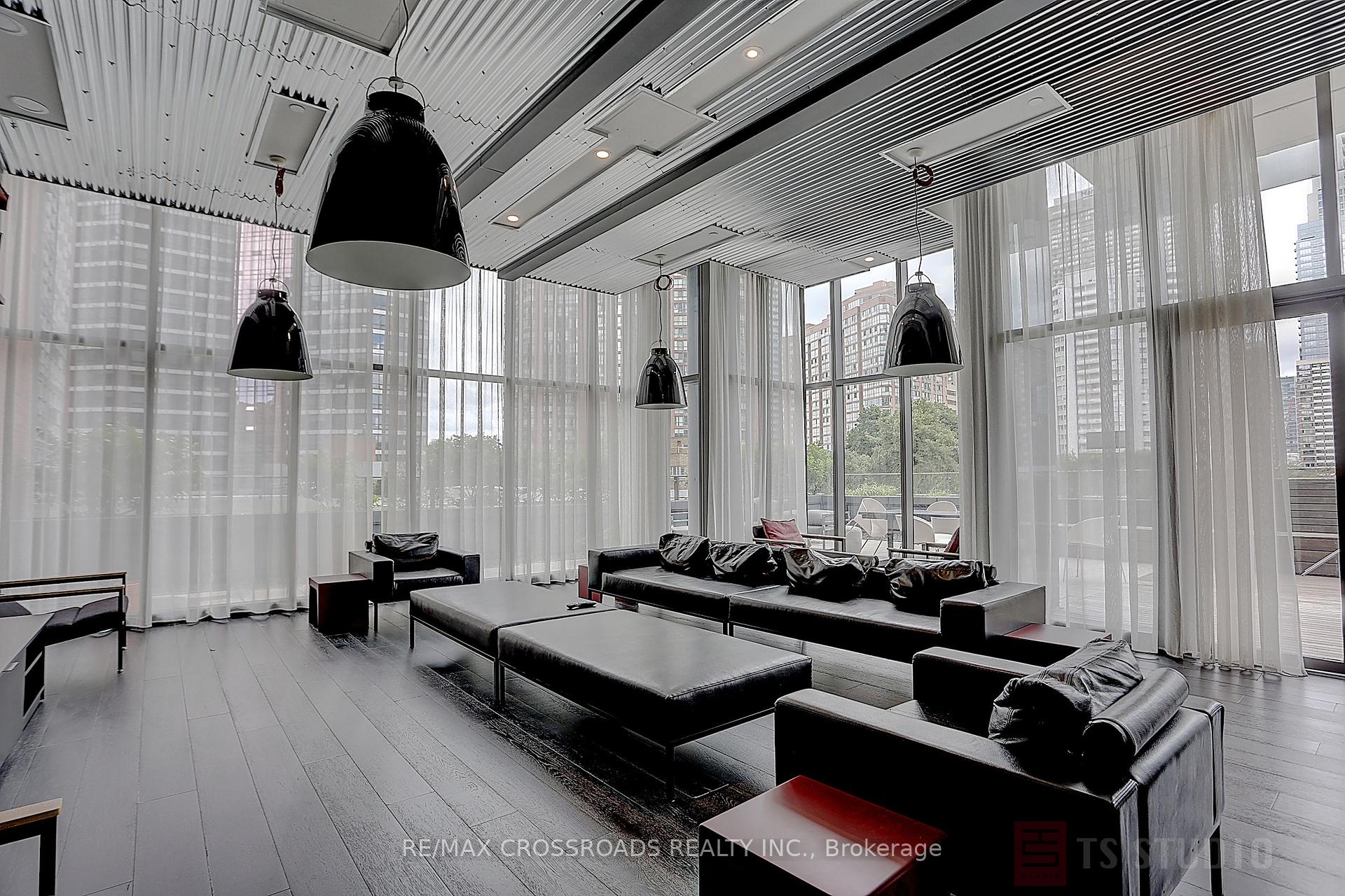 2 Bedrooms Condo at 5 St Joseph, Toronto For sale