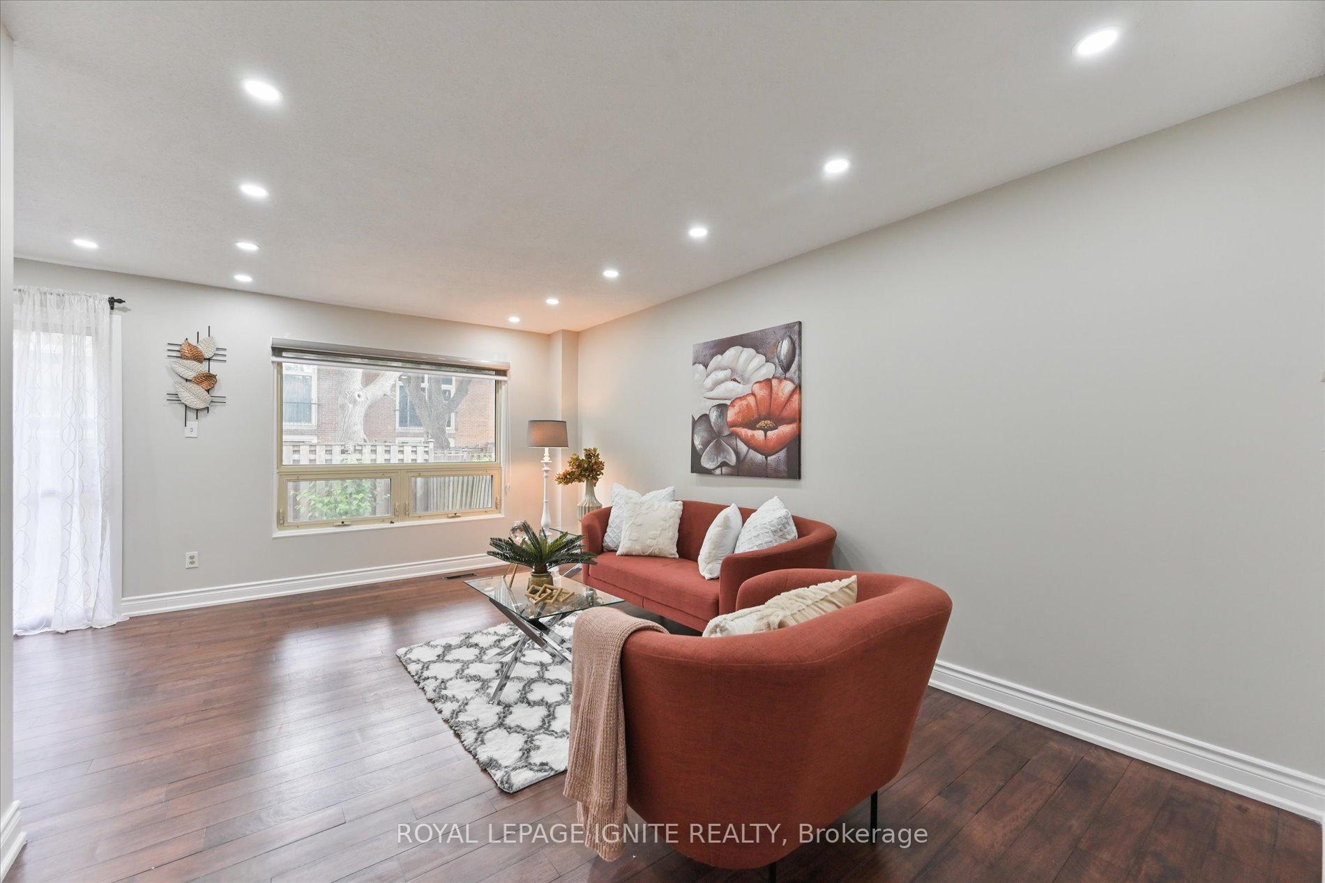 5 Bedrooms Condo at 40 Dundalk, Toronto For sale