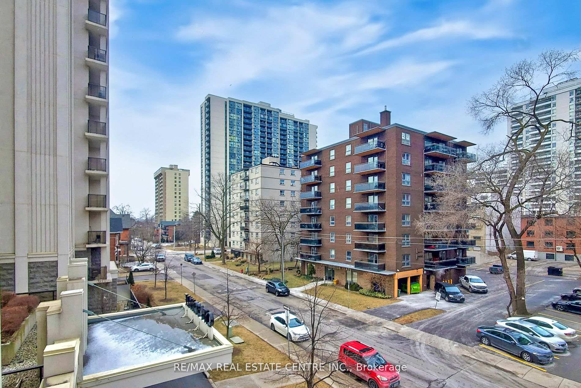 2 Bedrooms Condo at 81 Robinson,  Hamilton For sale