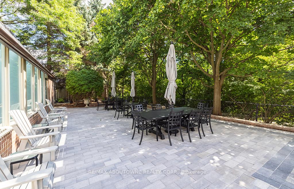 2 Bedrooms Condo at 1903 Pilgrims, Oakville For sale