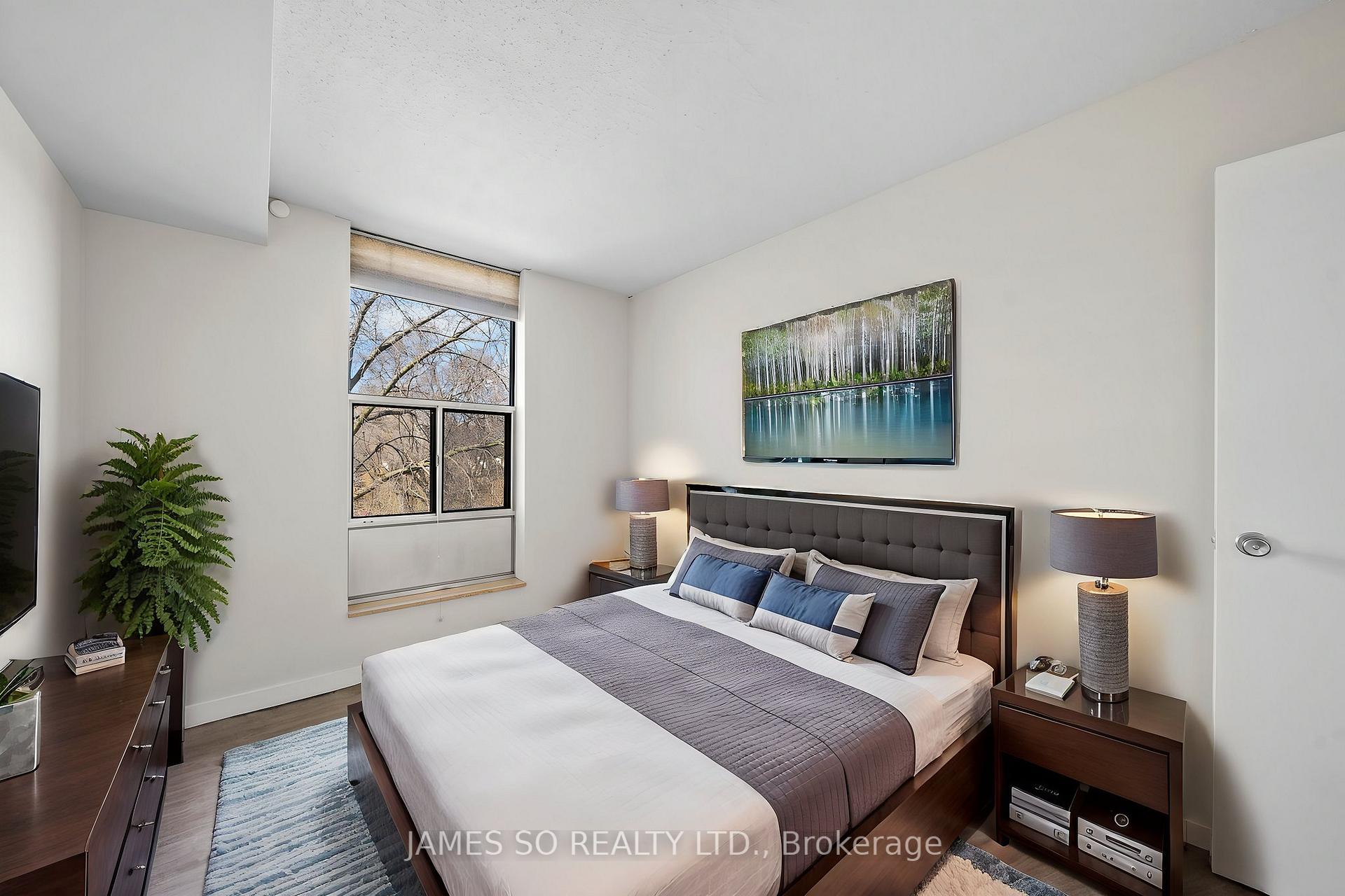 3 Bedrooms Condo at 20 Fashion Roseway, Toronto For sale