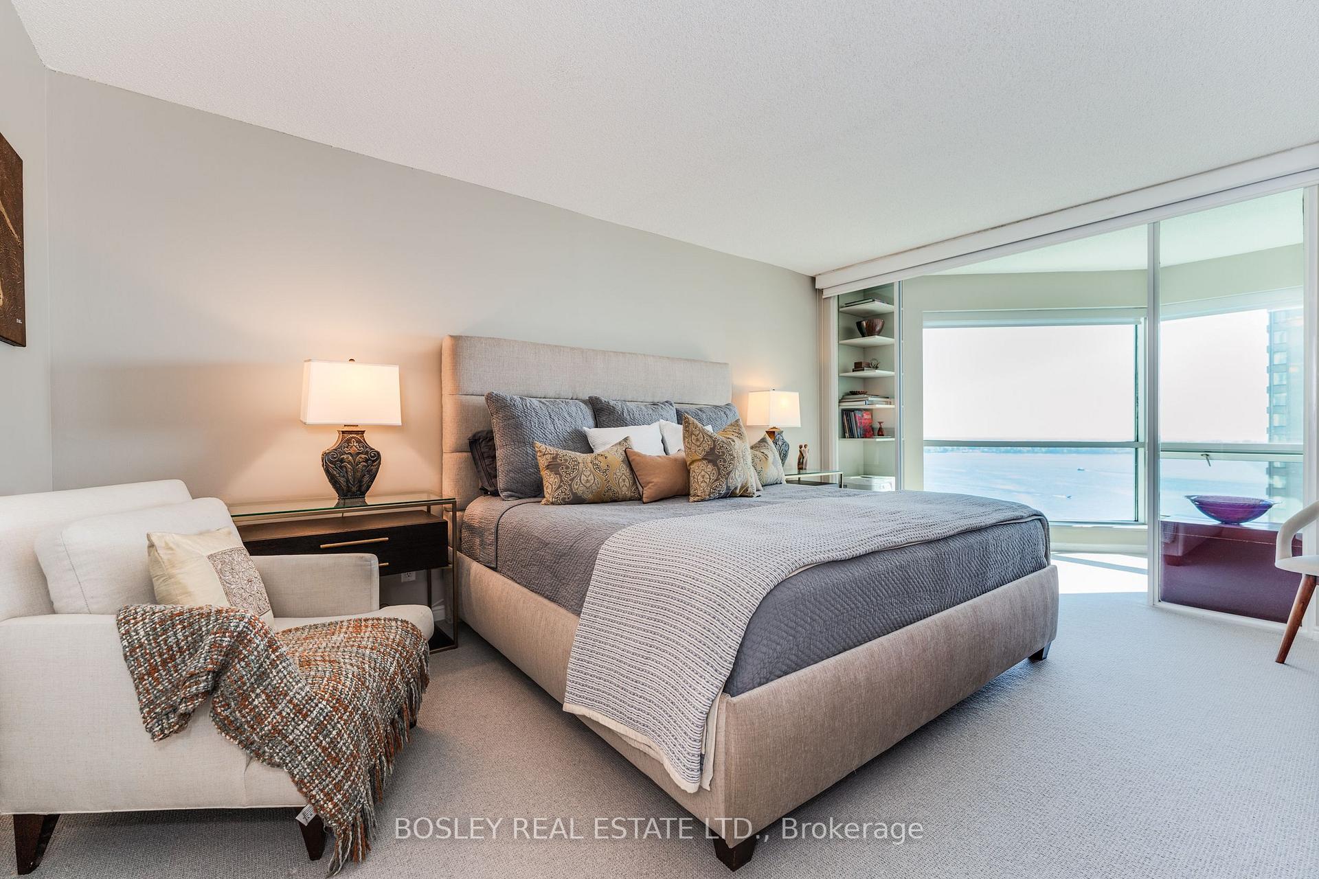 2 Bedrooms Condo at 10 Queens,  Toronto For sale
