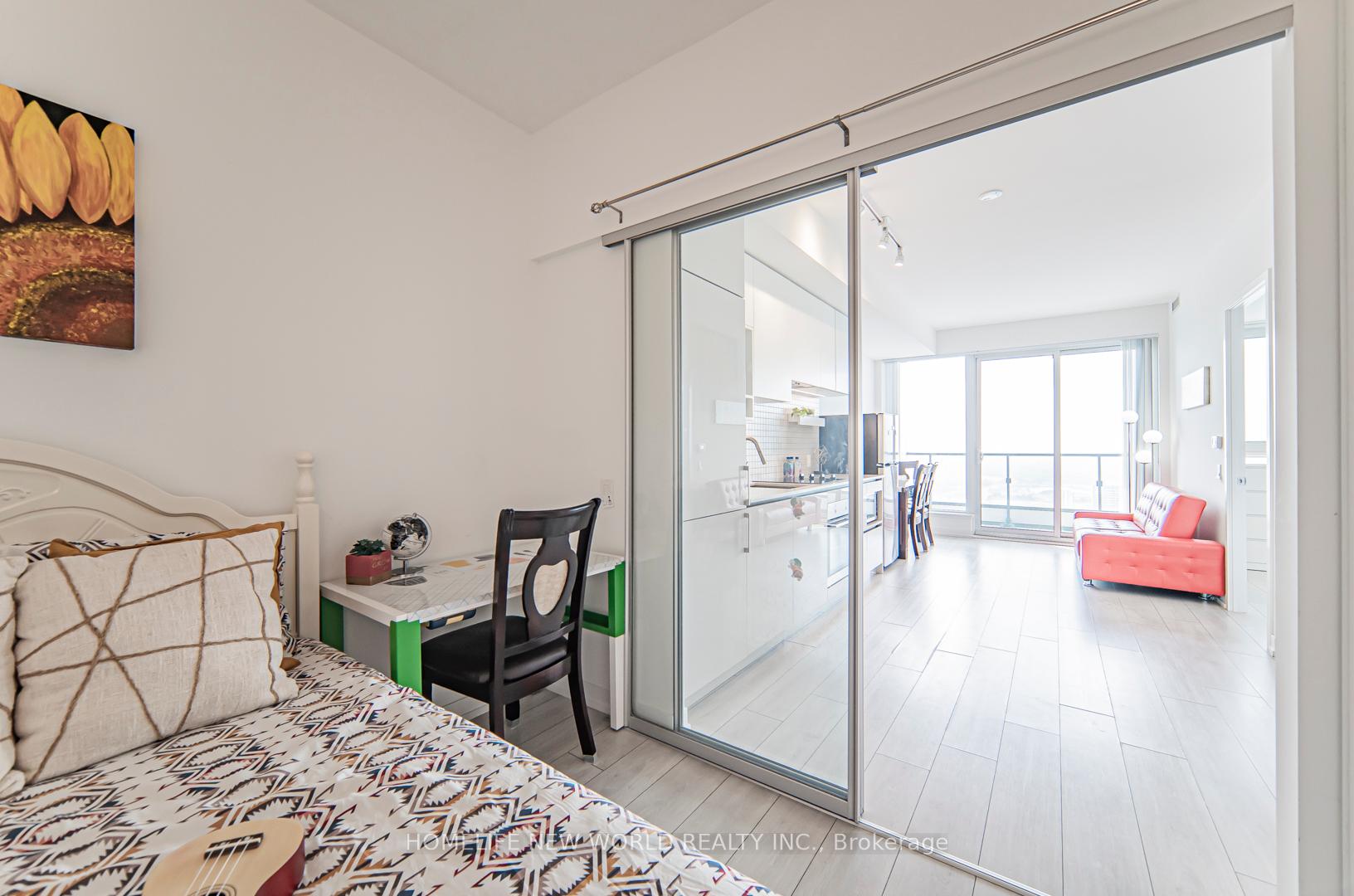 2 Bedrooms Condo at 5 Buttermill,  Vaughan For sale