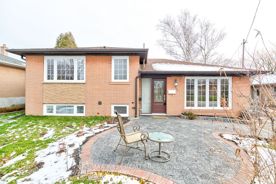 1328 Pinegrove