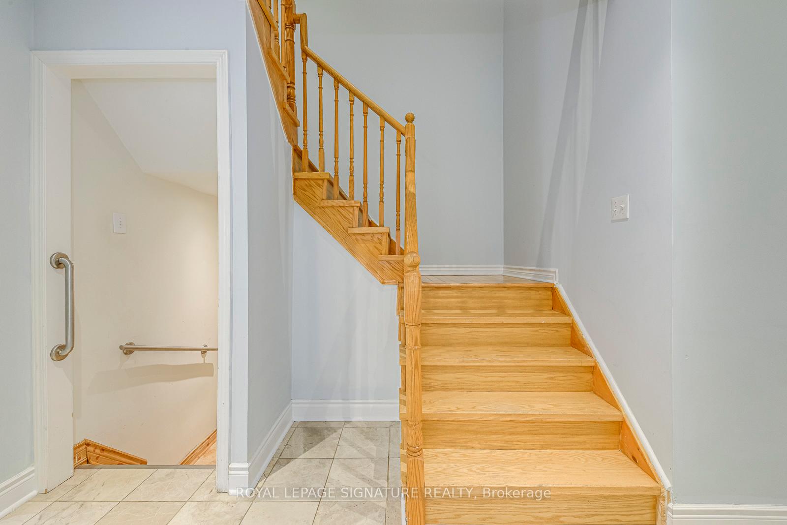 3 Bedrooms Condo at 5659 Glen Erin, Mississauga For sale
