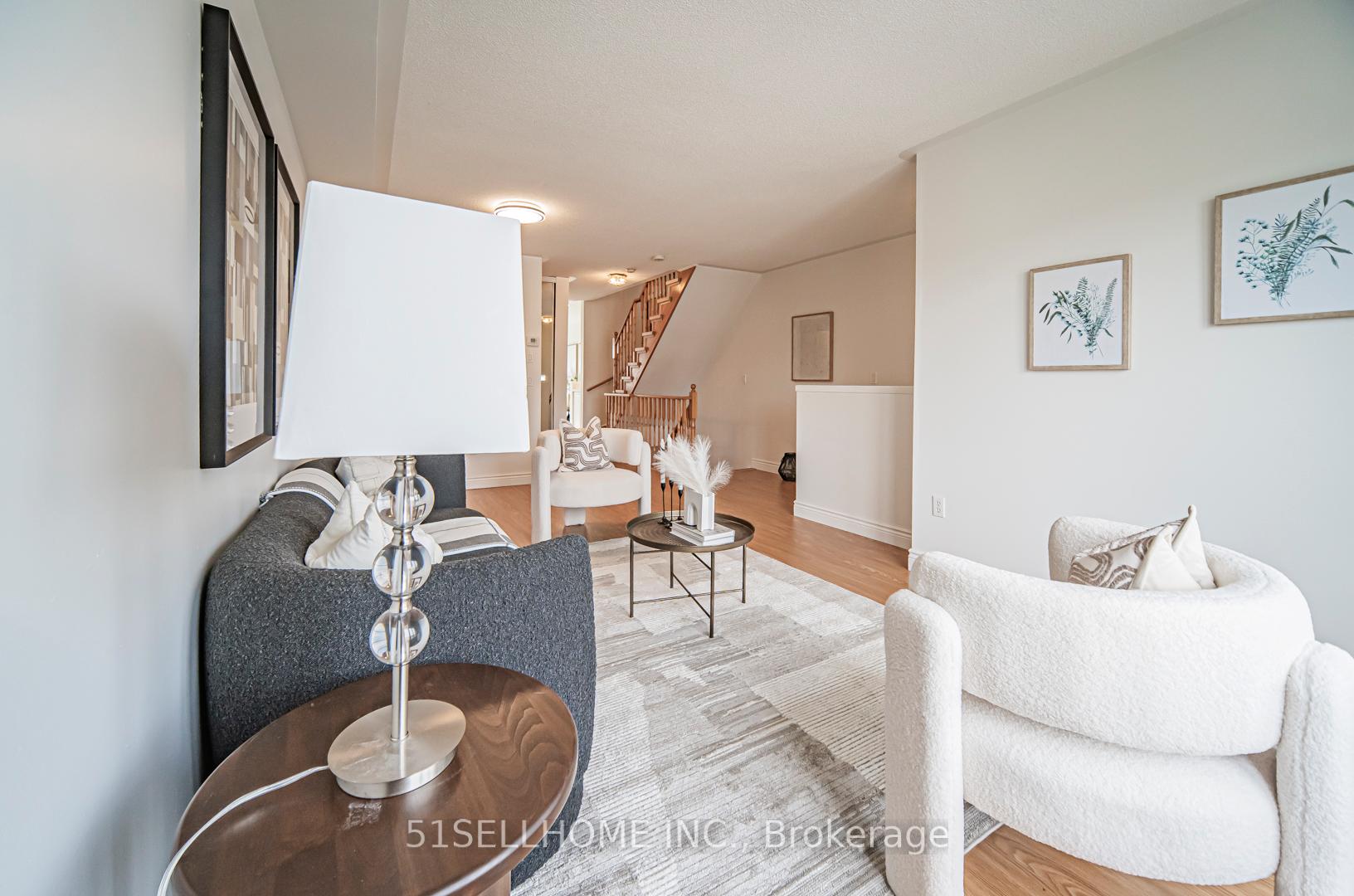 4 Bedrooms Condo at 858 Scollard,  Mississauga For sale