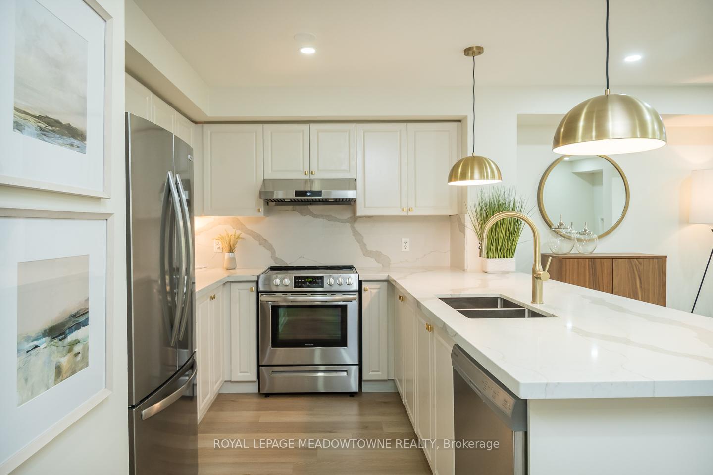 4 Bedrooms Condo at 3355 Thomas, Mississauga For sale