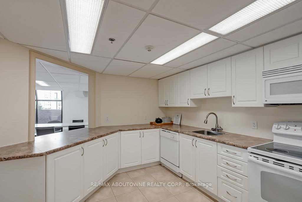 2 Bedrooms Condo at 1230 Marlborough,  Oakville For sale