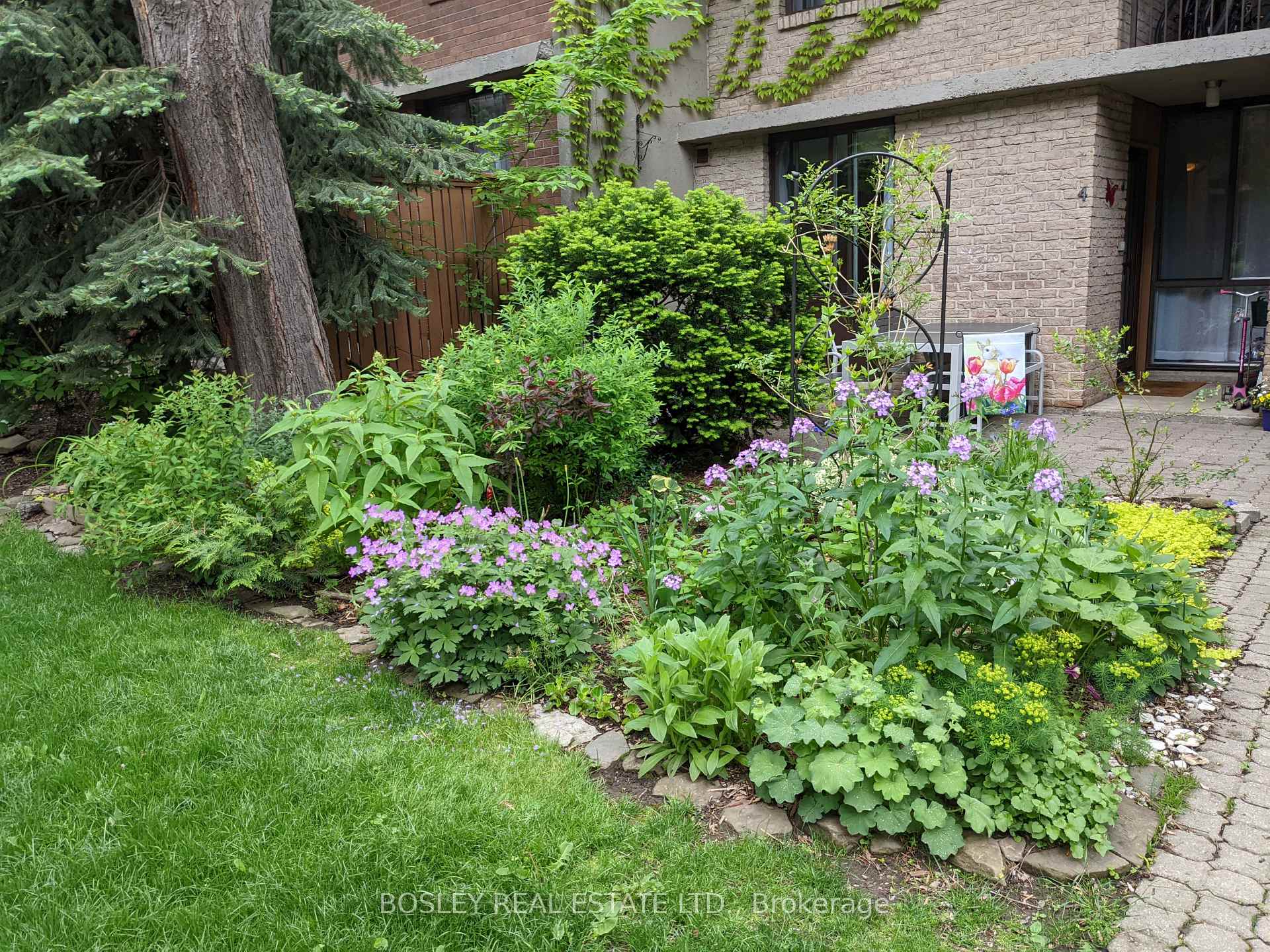 3 Bedrooms Condo at 1250 Mississauga Valley, Mississauga For sale