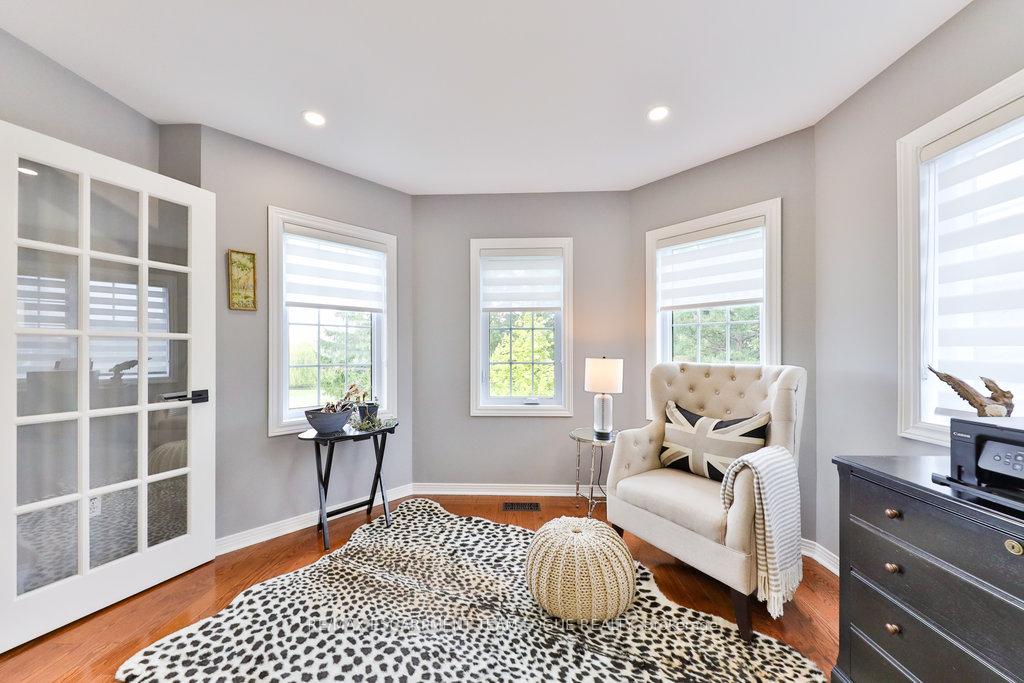 4 Bedrooms Condo at 2145 Country Club, Burlington For sale