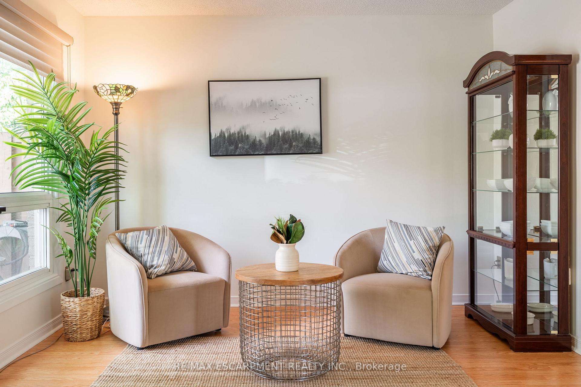 3 Bedrooms Condo at 2301 Cavendish, Burlington For sale