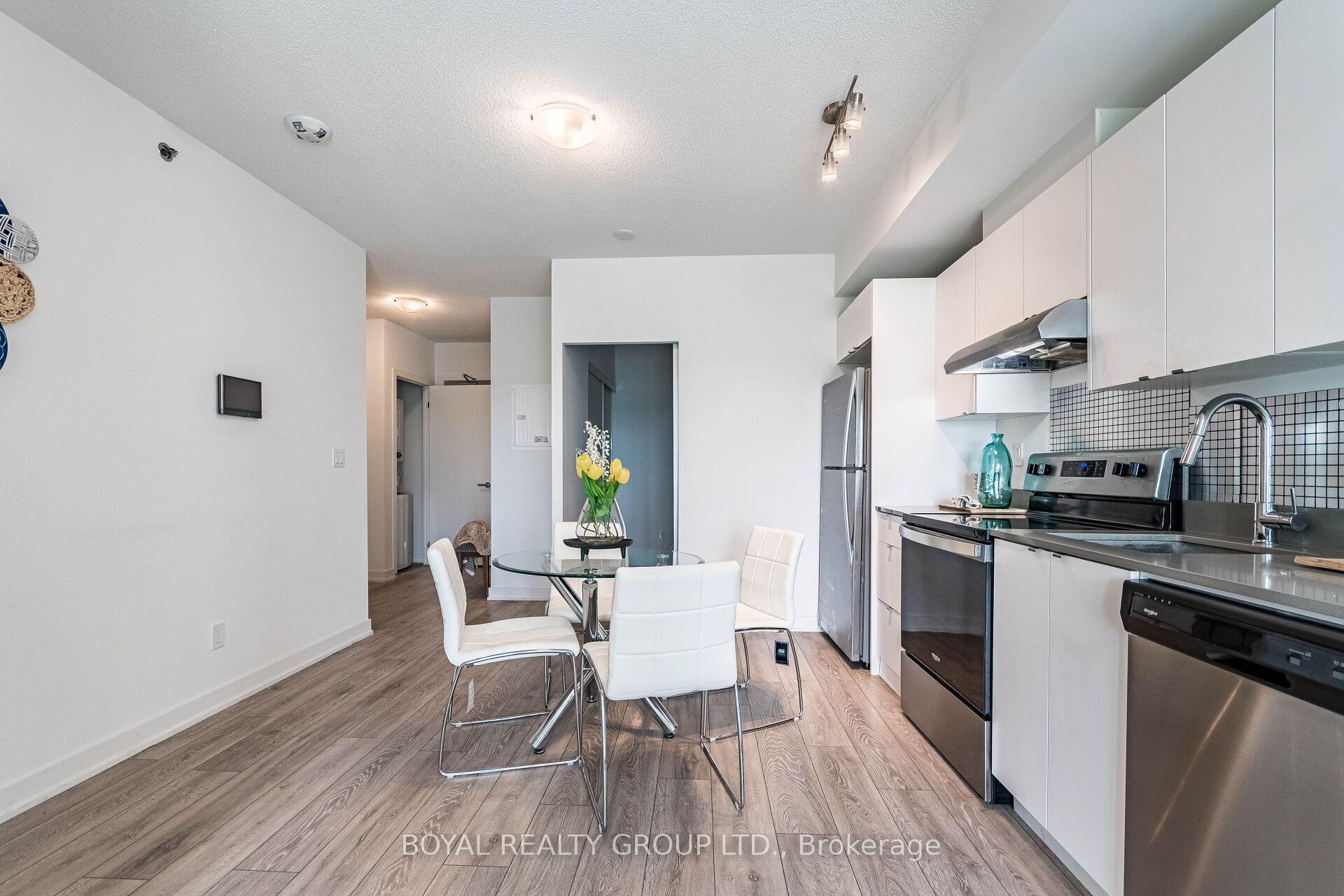 2 Bedrooms Condo at 3200 Dakota Common, Burlington For sale