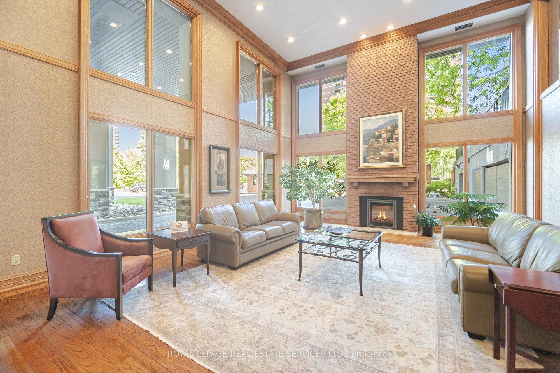 2 Bedrooms Condo at 40 Richview, Toronto For sale