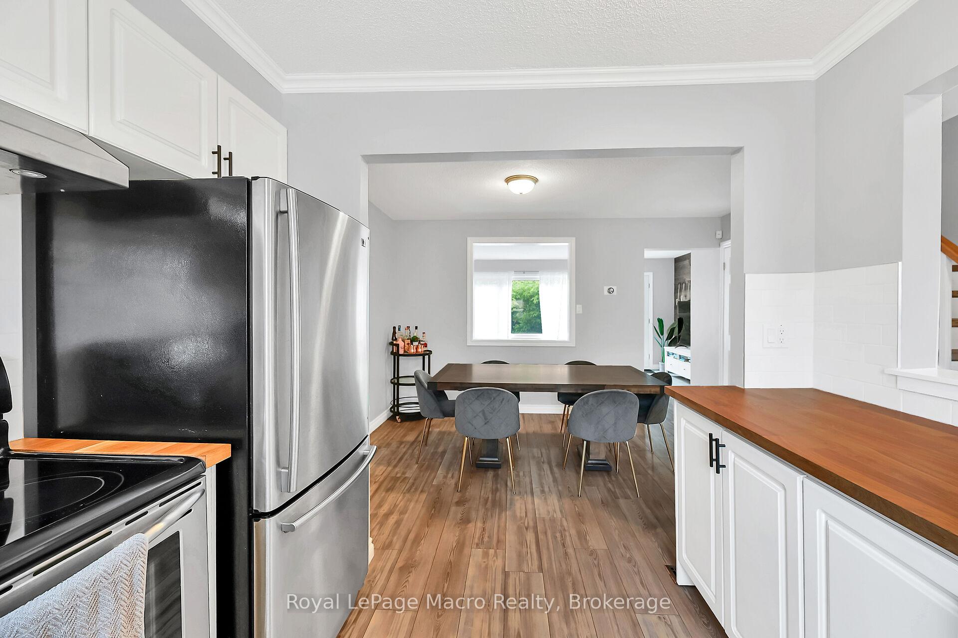 3 Bedrooms Condo at 10 Angus, Hamilton For sale