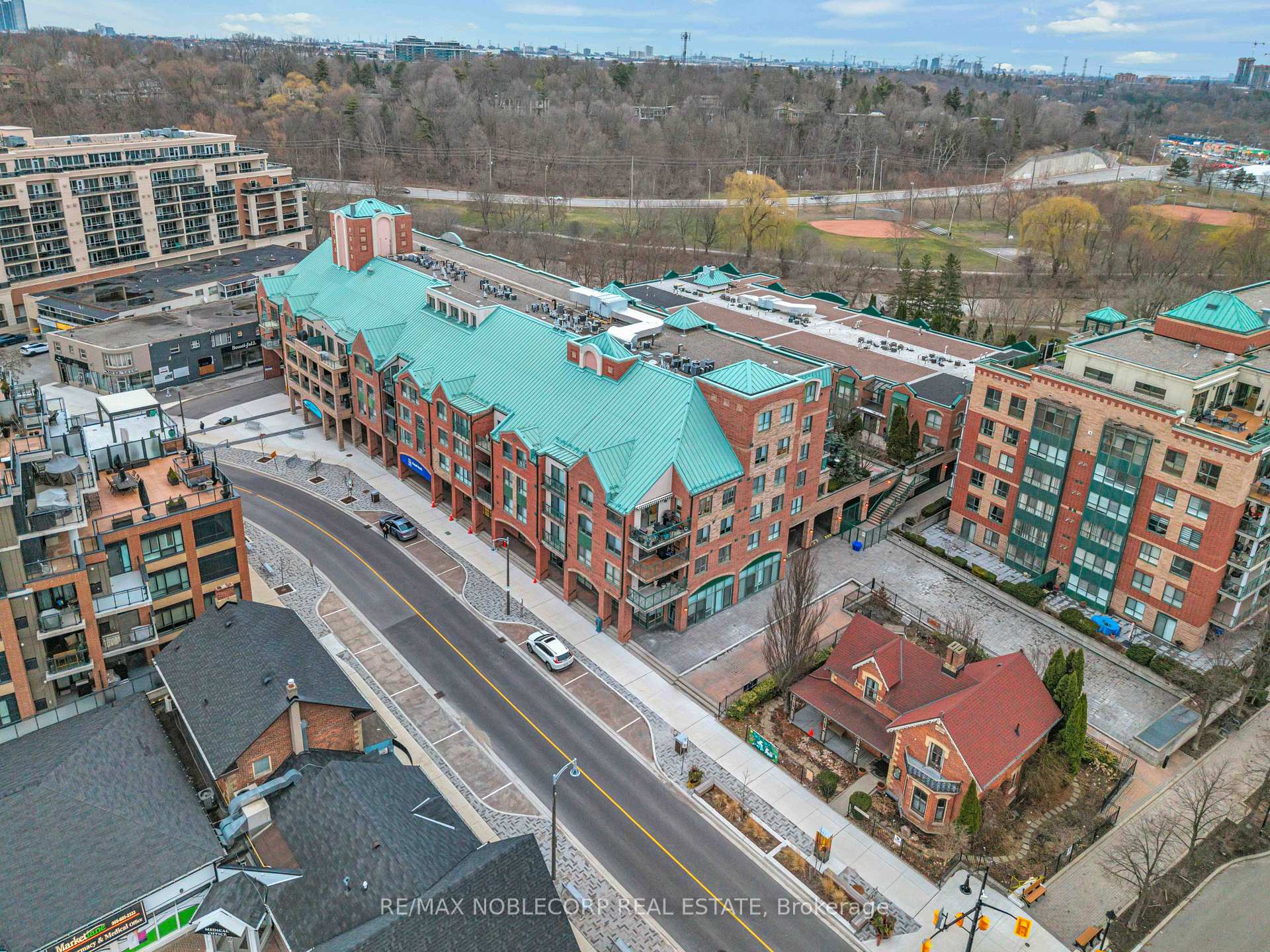3 Bedrooms Condo at 121 Woodbridge, Vaughan For sale