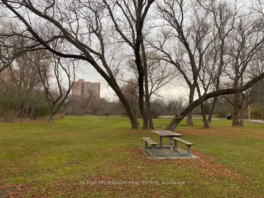 2 Bedrooms Condo at 61 Markbrook, Toronto For sale