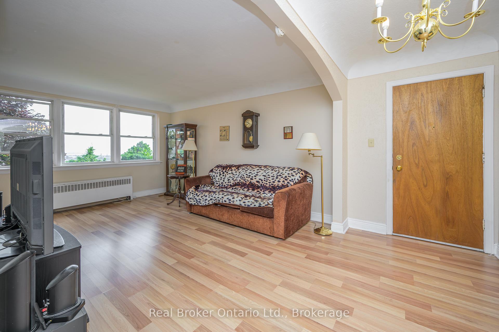 2 Bedrooms Co-op at 5 East 36th, Hamilton For sale