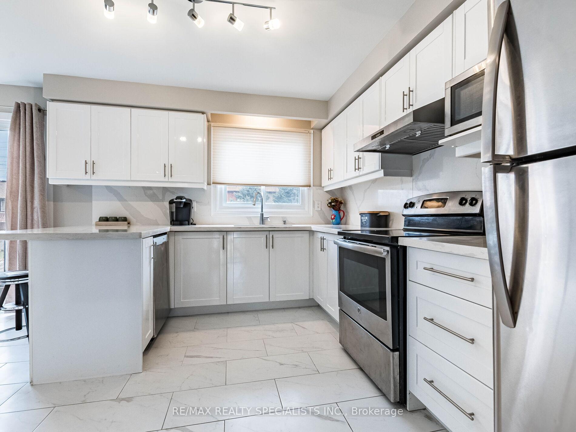 3 Bedrooms Condo at 1764 Rathburn,  Mississauga For sale