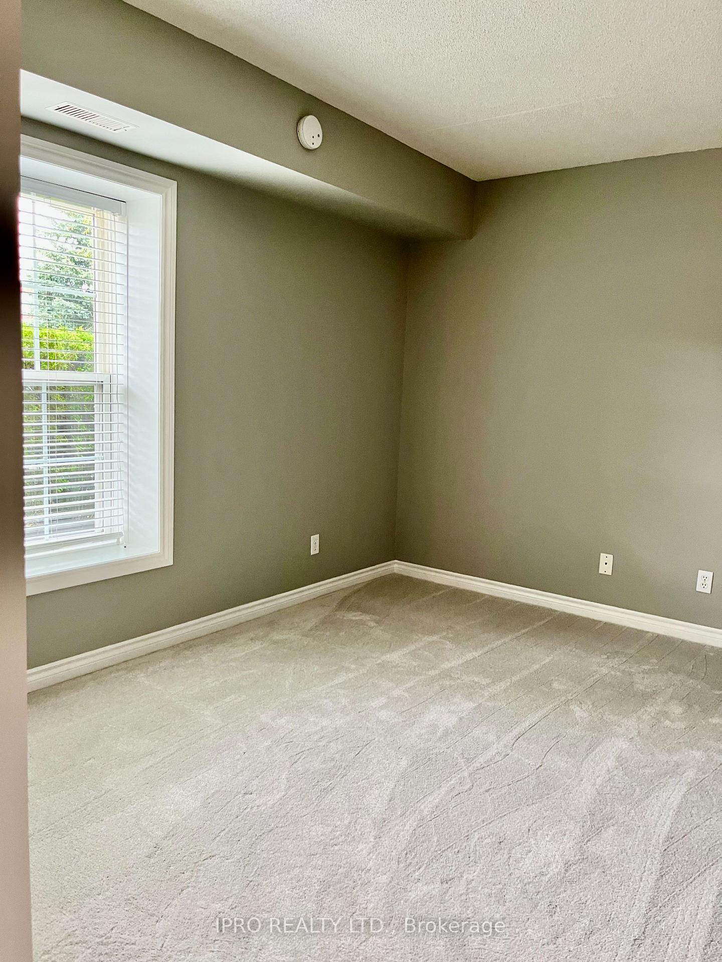 2 Bedrooms Condo at 4013 Kilmer, Burlington For sale