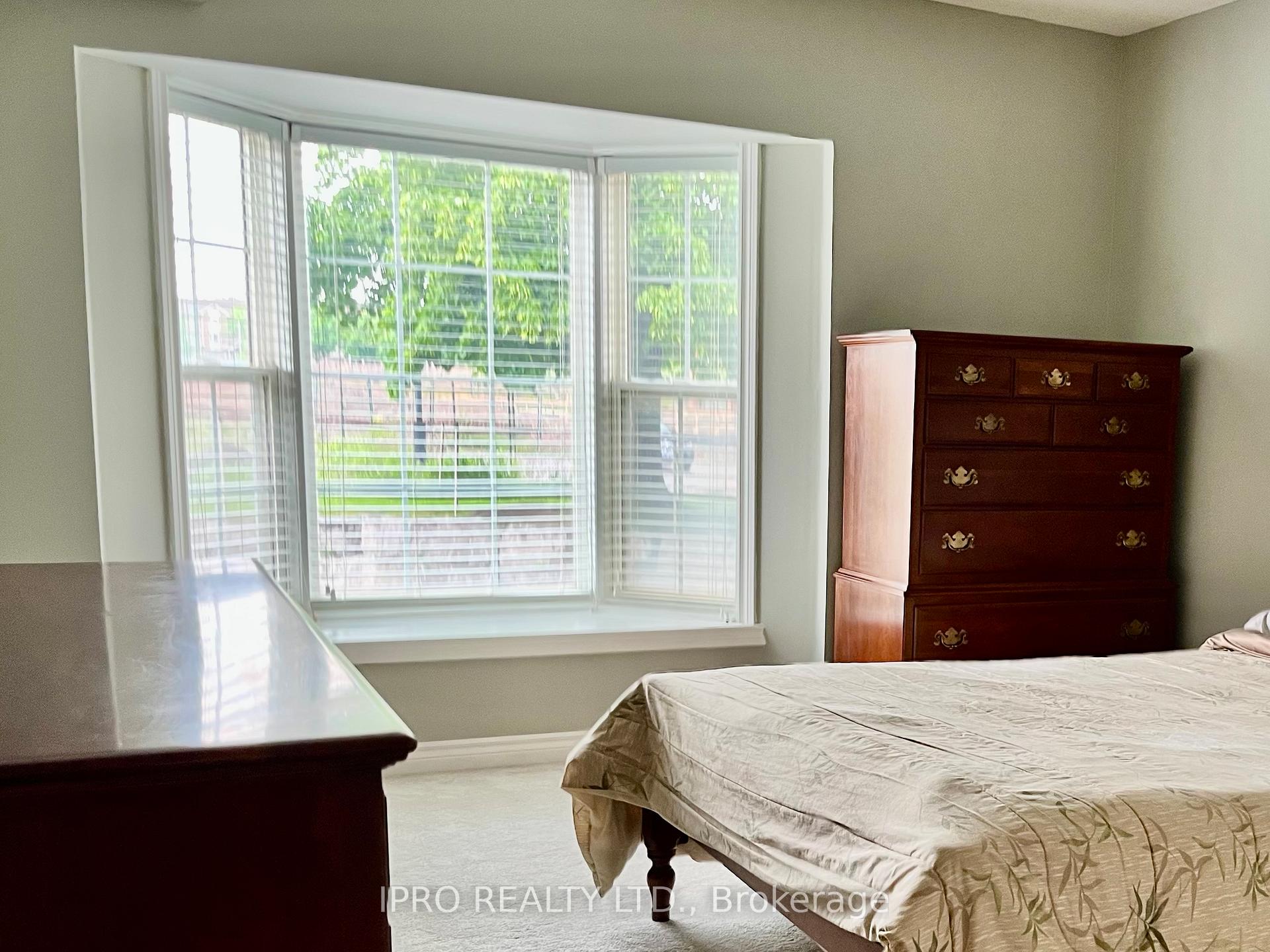 2 Bedrooms Condo at 4013 Kilmer, Burlington For sale