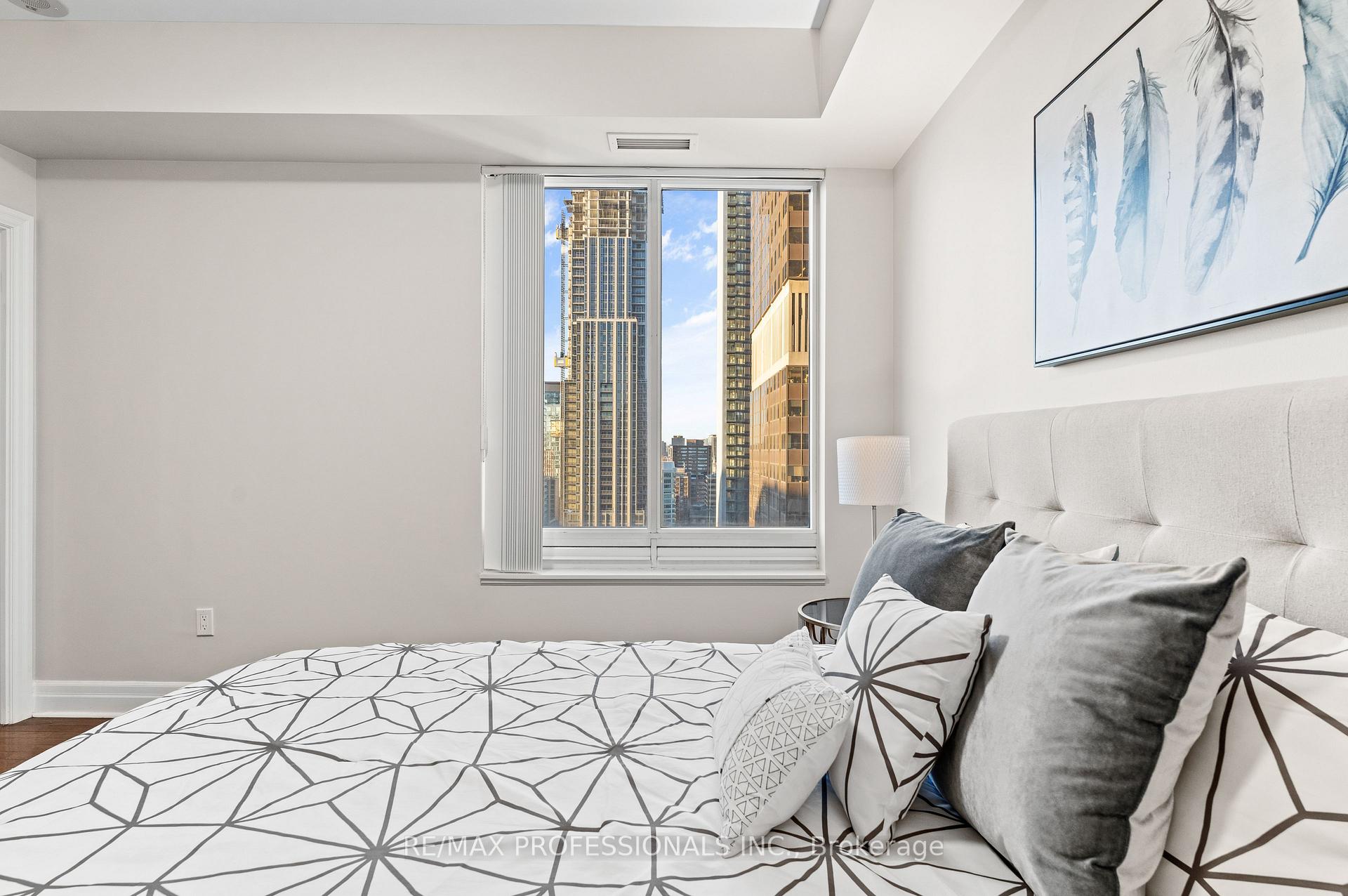 2 Bedrooms Condo at 35 Balmuto,  Toronto For sale