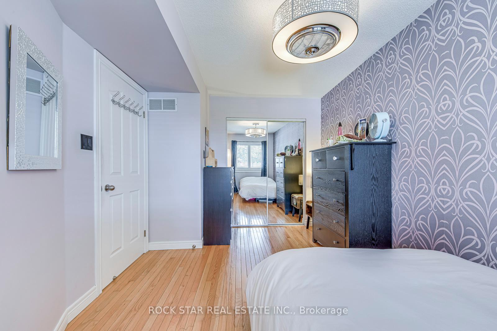 2 Bedrooms Condo at 515 North Service, Hamilton For sale