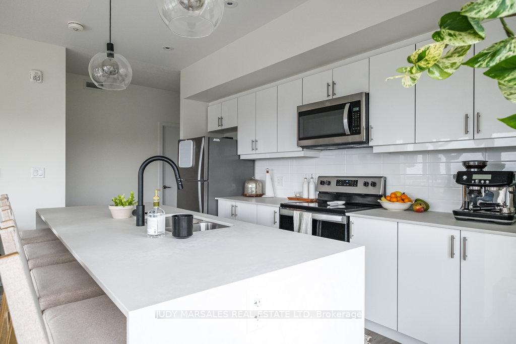 2 Bedrooms Condo at 16 Markle,  Hamilton For sale