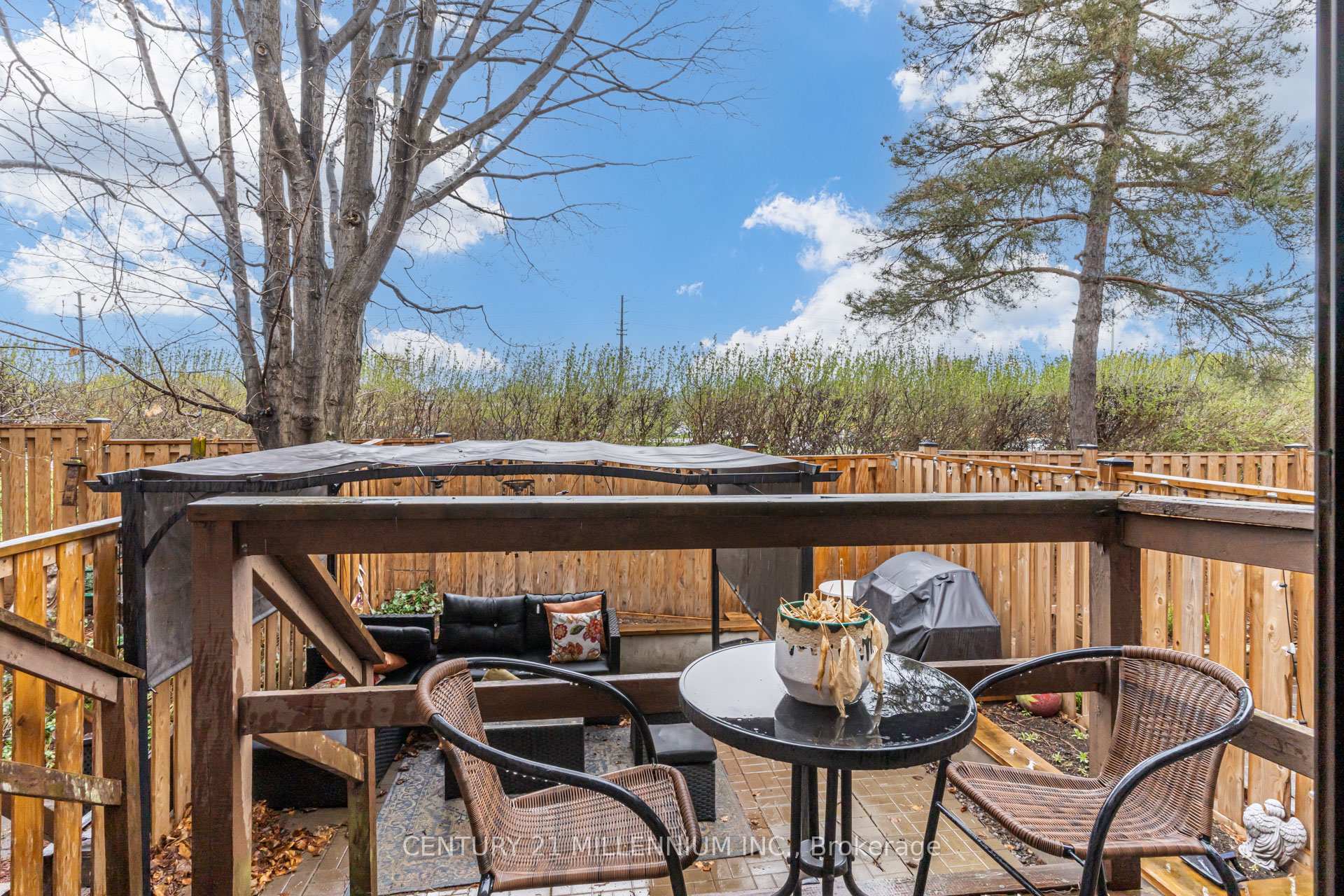 3 Bedrooms Condo at 1536 Sixth, Oakville For sale