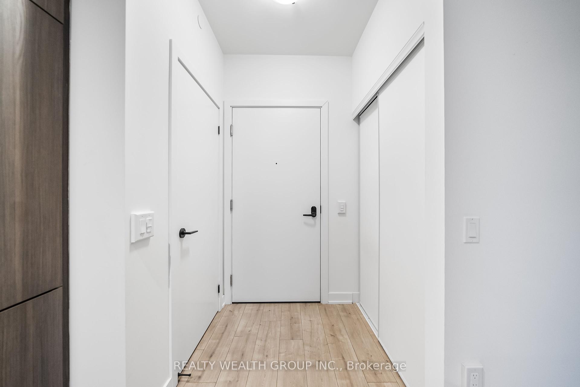 2 Bedrooms Condo at 215 LAKESHORE, Mississauga For sale