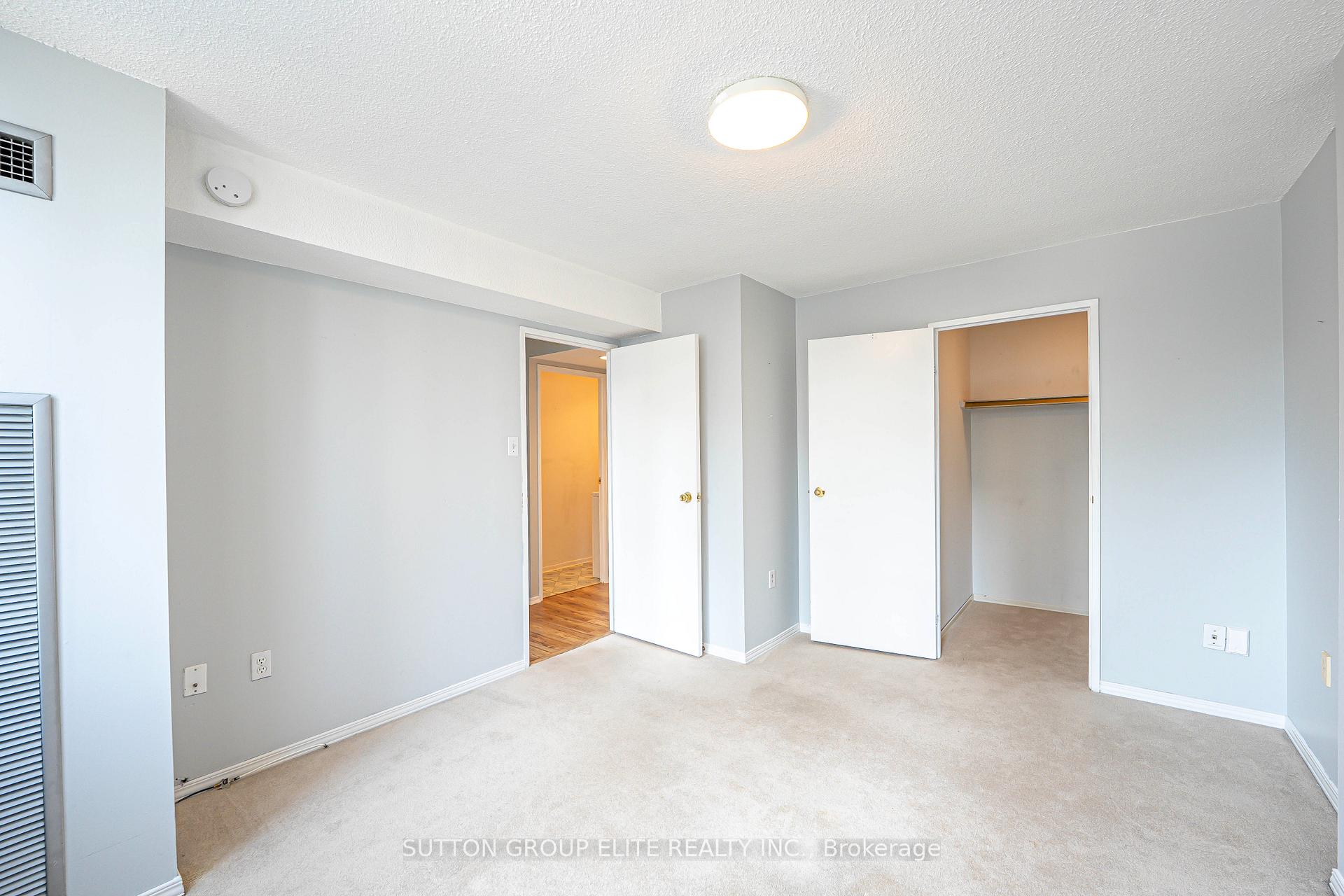 3 Bedrooms Condo at 3590 Kaneff,  Mississauga For sale