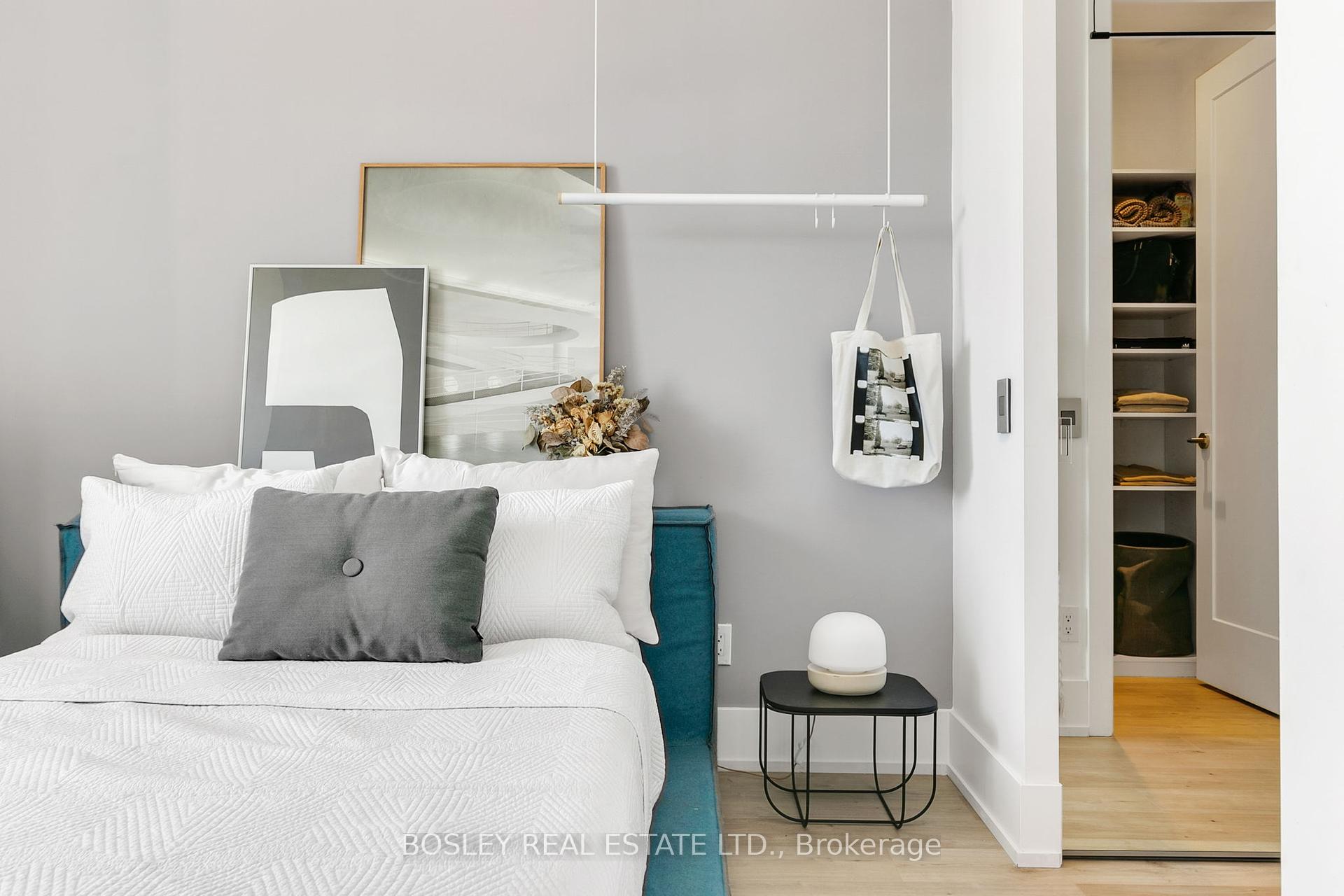 2 Bedrooms Condo at 80 Vanauley, Toronto For sale