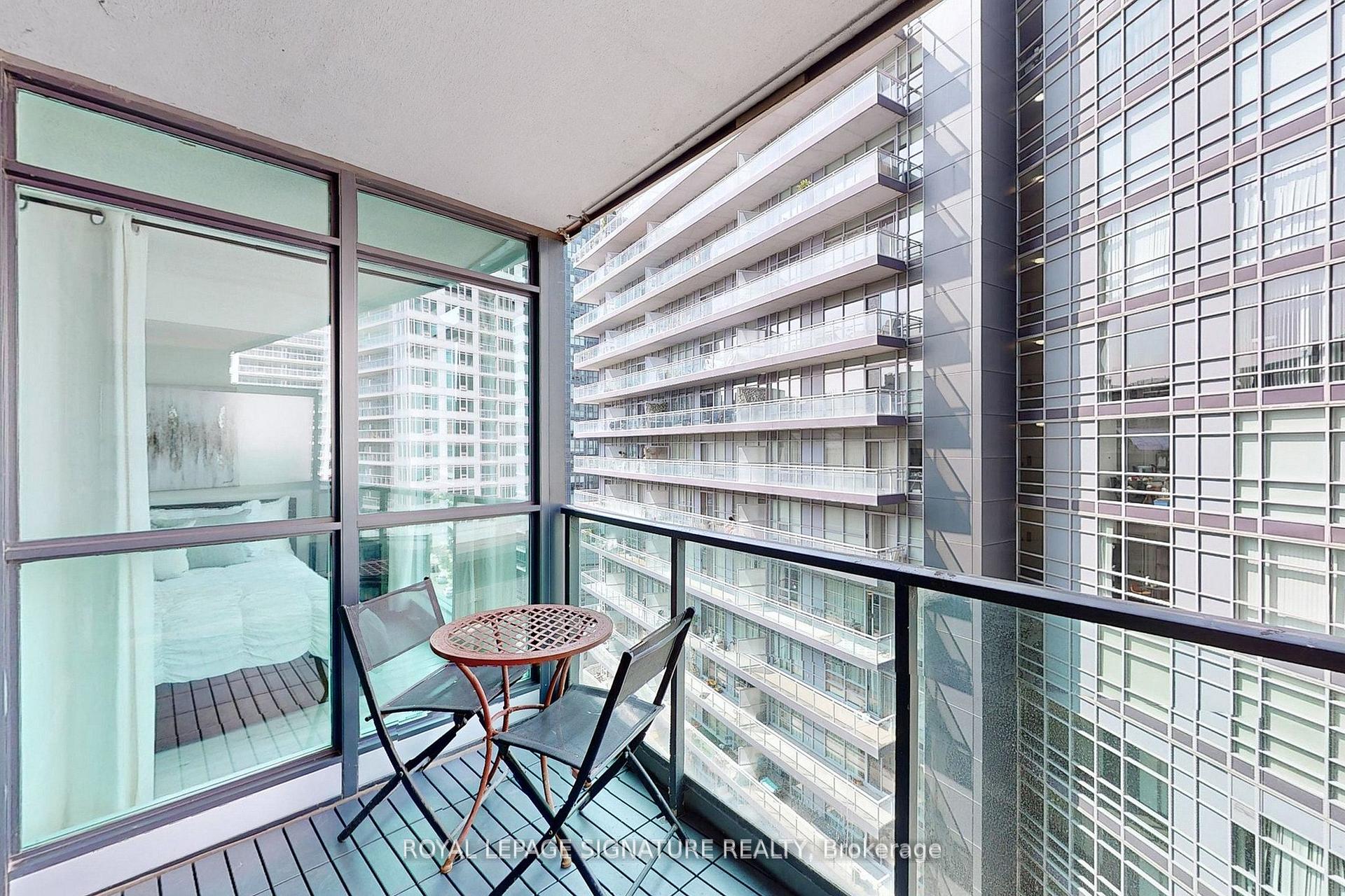 2 Bedrooms Condo at 600 Fleet, Toronto For sale