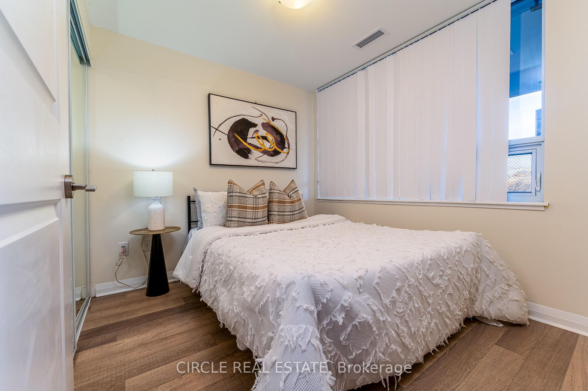4 Bedrooms Condo at 5033 Four Springs,  Mississauga For sale