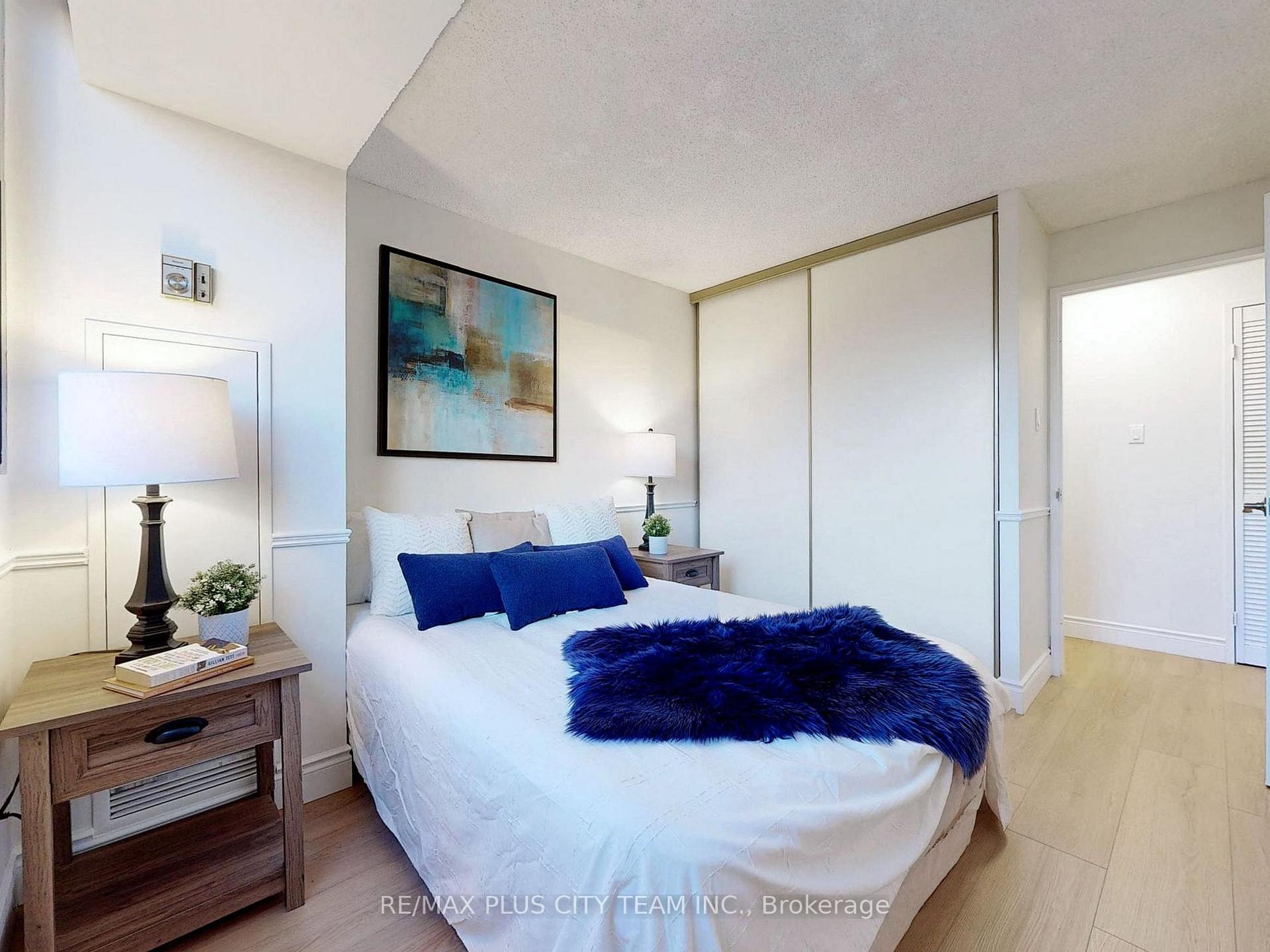 3 Bedrooms Condo at 6500 Montevideo,  Mississauga For sale