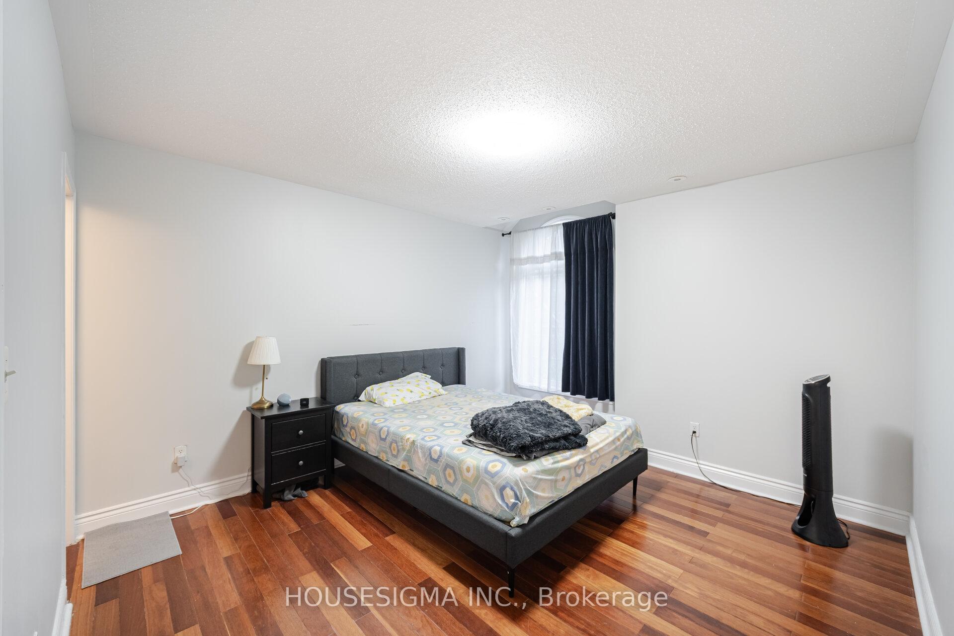 3 Bedrooms Condo at 760 Neighbourhood, Mississauga For sale