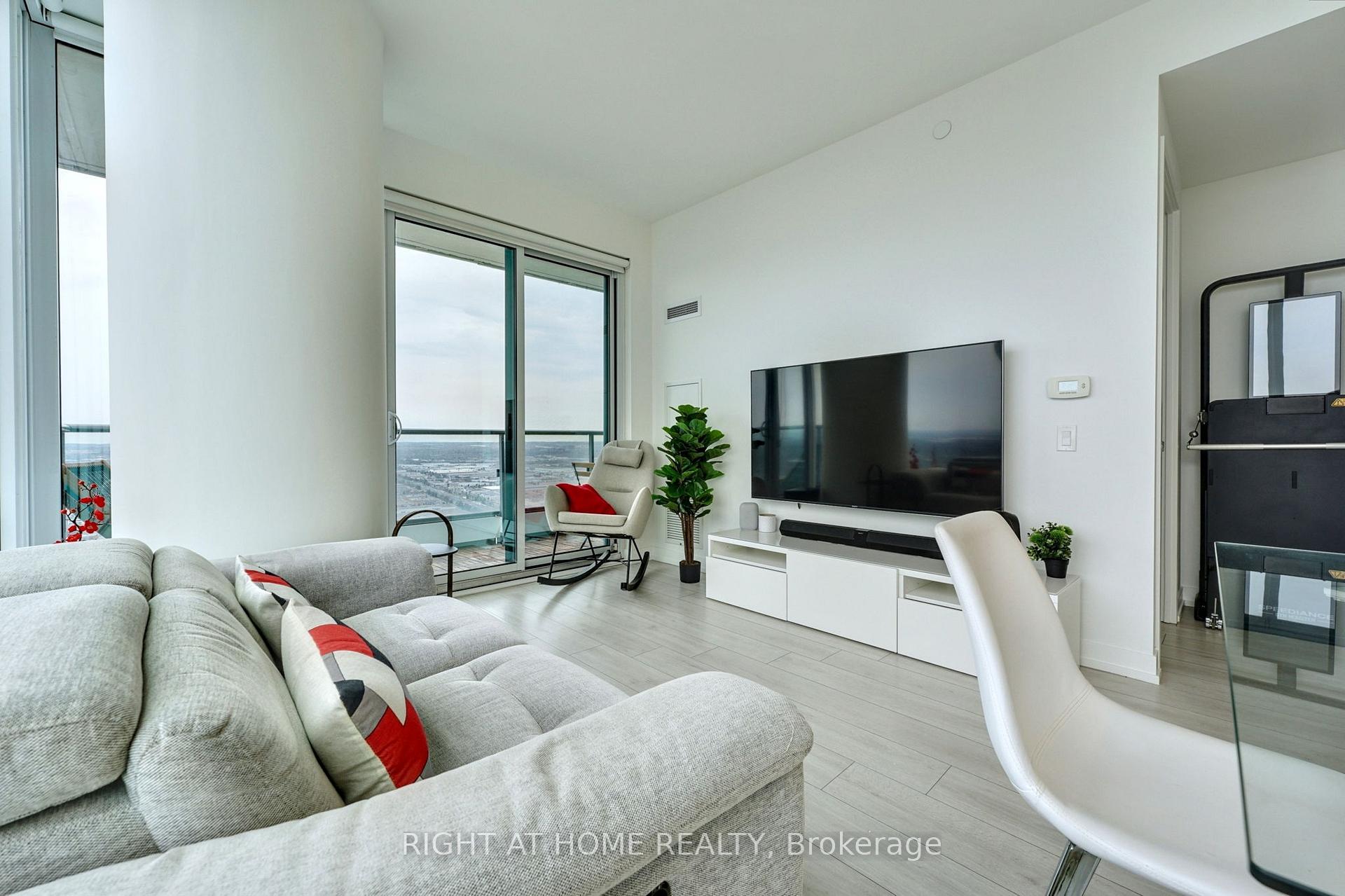 2 Bedrooms Condo at 898 Portage, Vaughan For sale