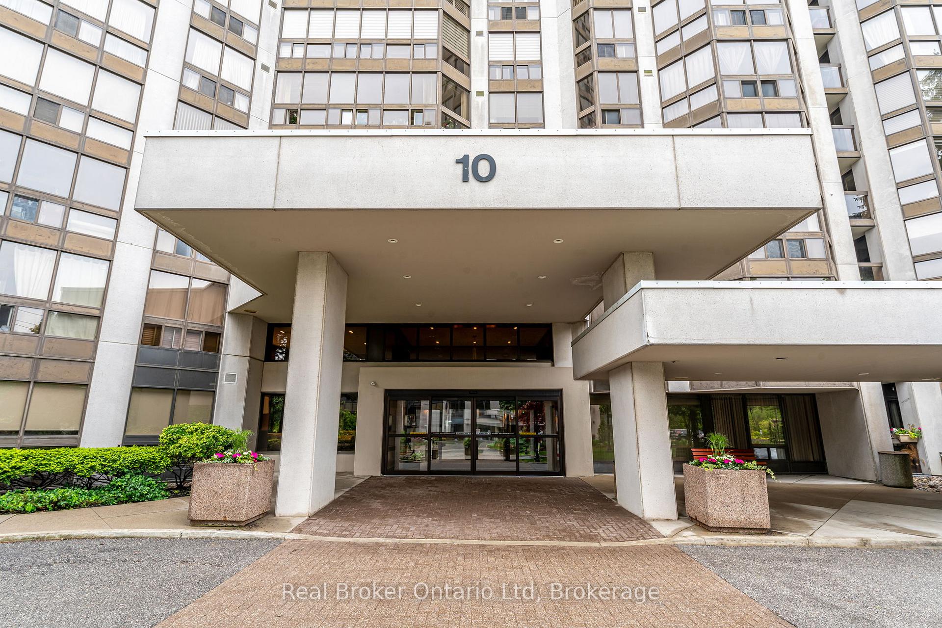 2 Bedrooms Condo at 10 Kenneth, Toronto For sale