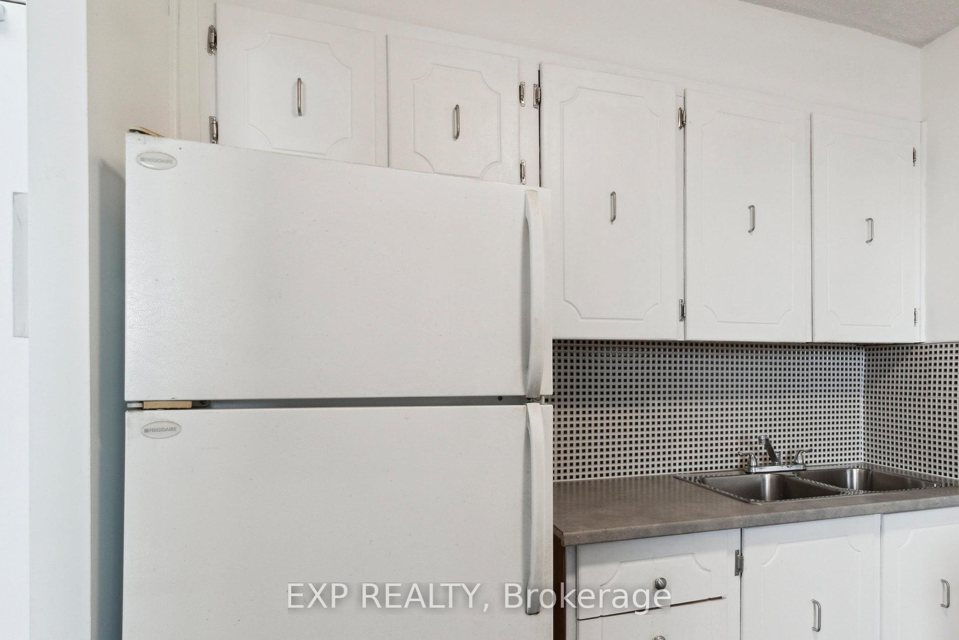 3 Bedrooms Condo at 5 Parkway Forest, Toronto For sale