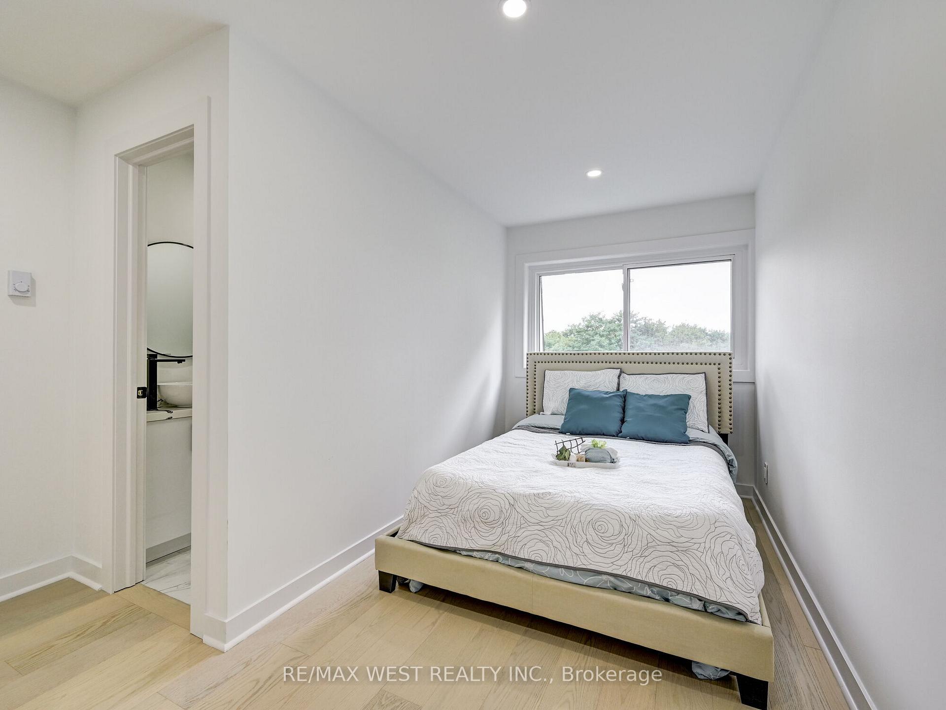 3 Bedrooms Condo at 22 Tandridge, Toronto For sale