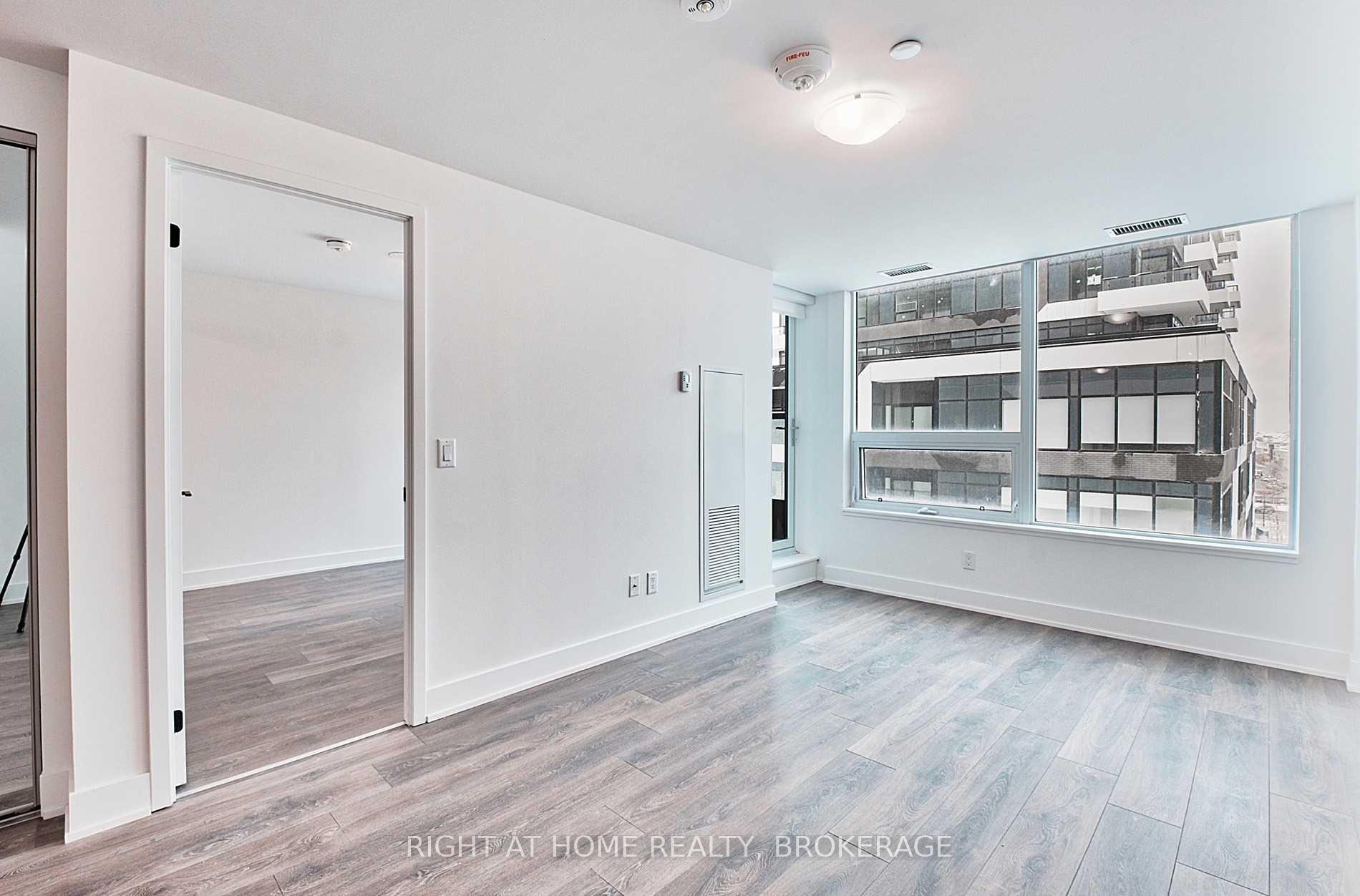 2 Bedrooms Condo at 2481 Taunton, Oakville For sale
