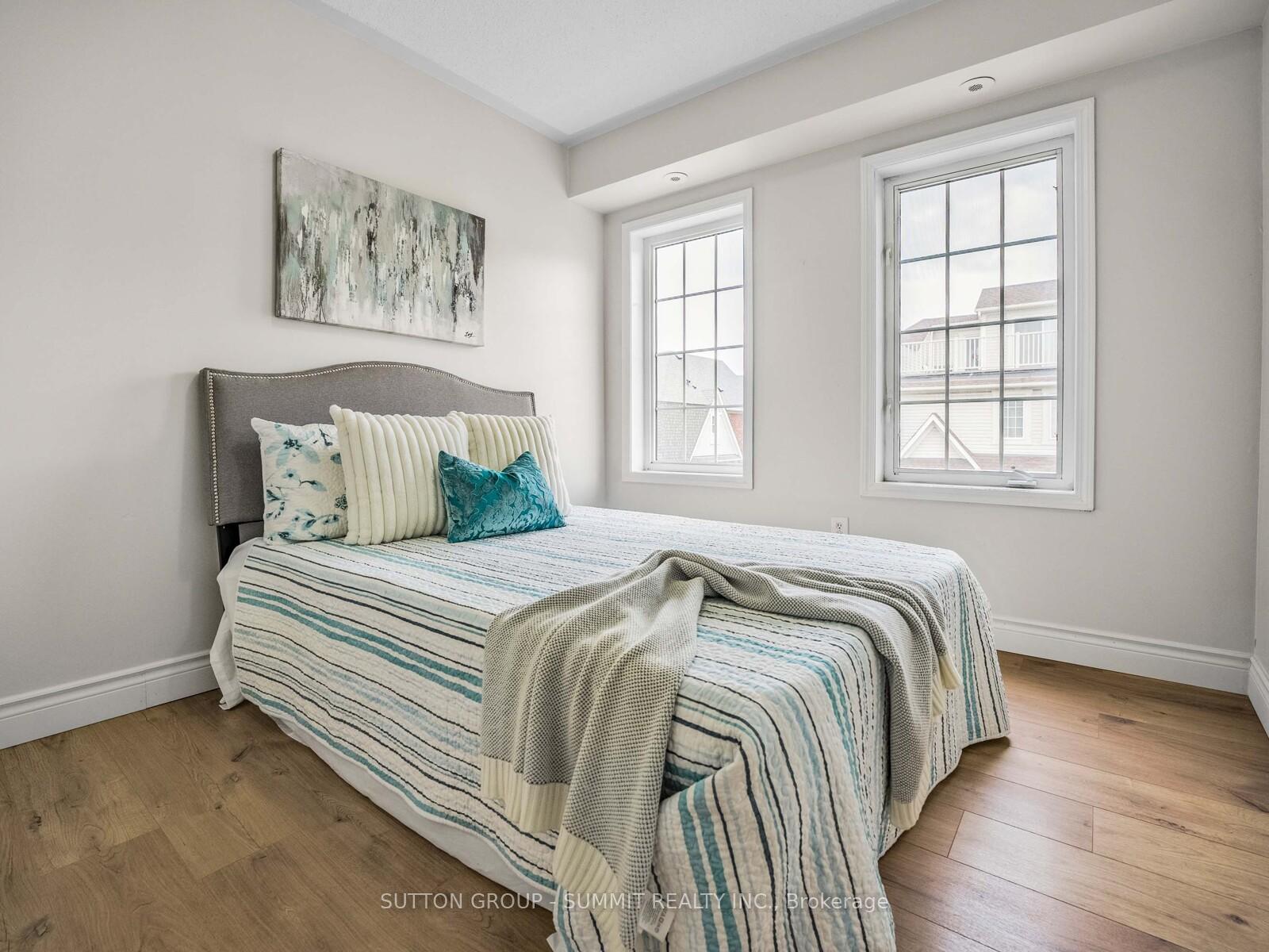 3 Bedrooms Condo at 614 Shoreline, Mississauga For sale