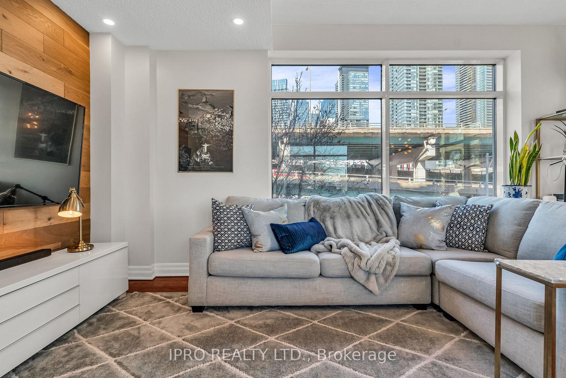 3 Bedrooms Condo at 500 Queens, Toronto For sale
