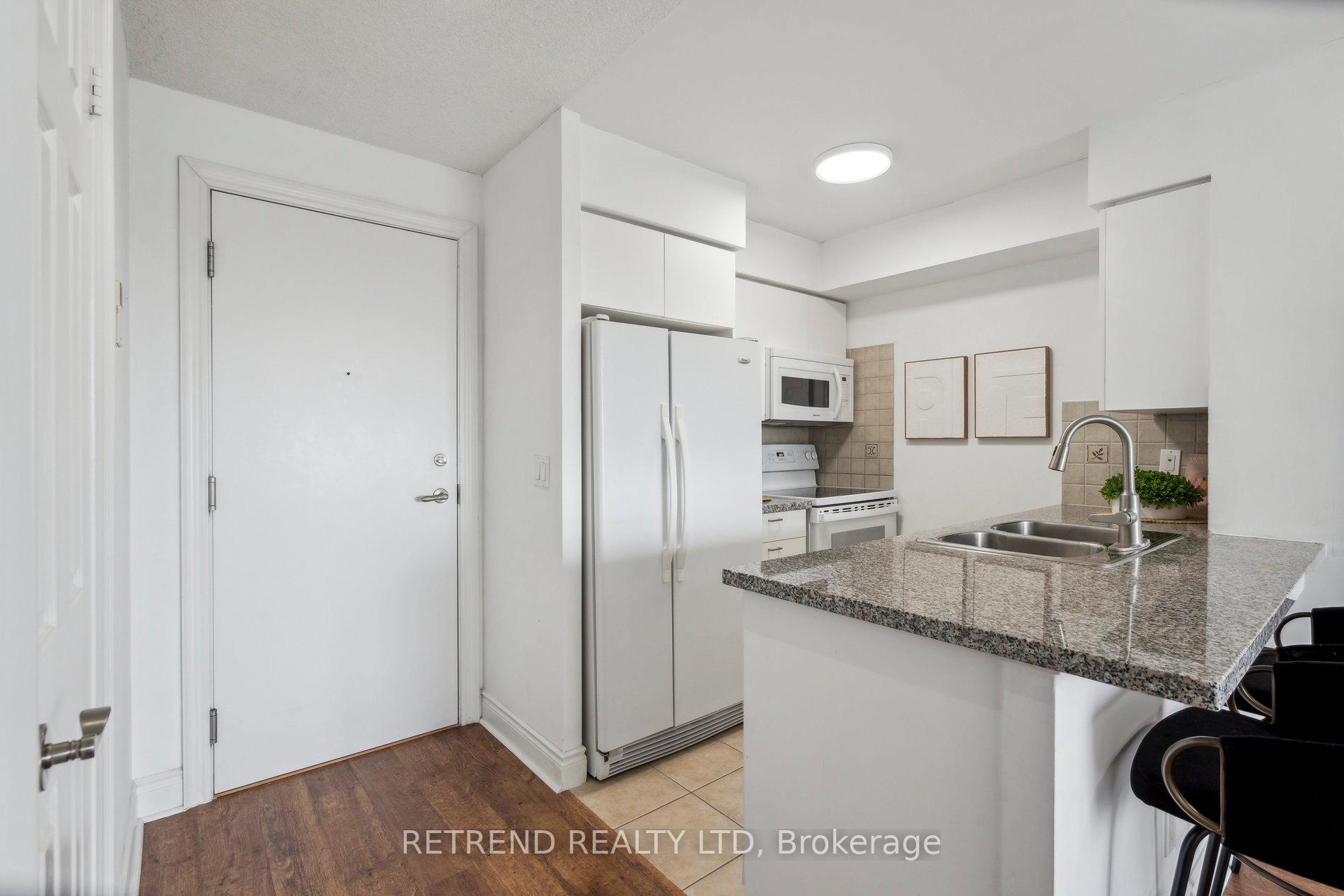2 Bedrooms Condo at 15 Greenview, Toronto For sale