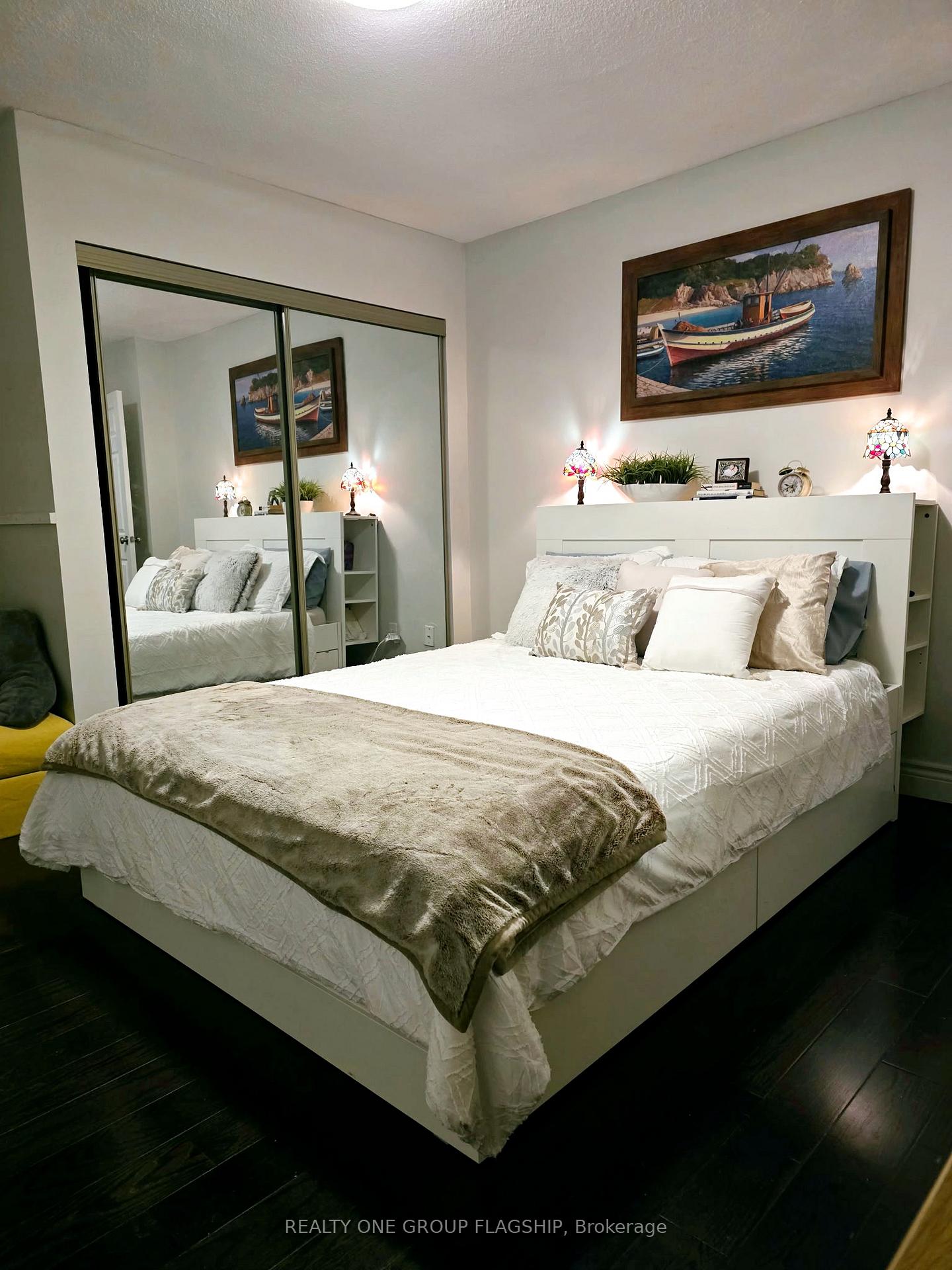 3 Bedrooms Condo at 10 Edgecliff,  Toronto For sale