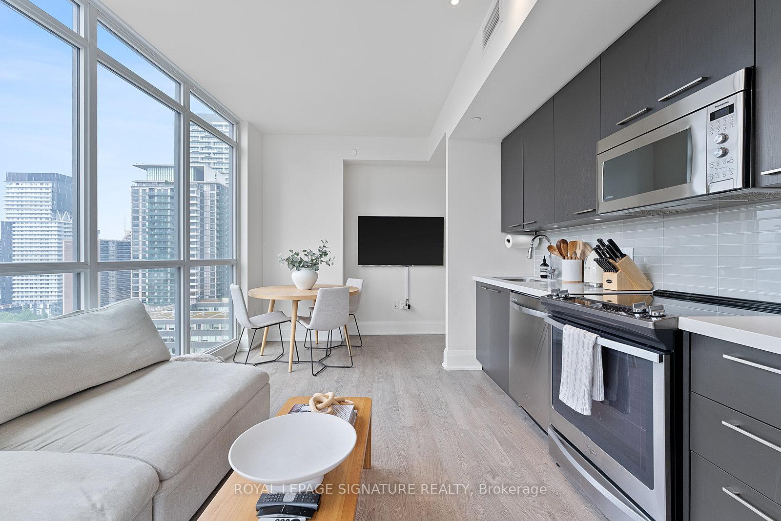 2 Bedrooms Condo at 30 Roehampton, Toronto For sale