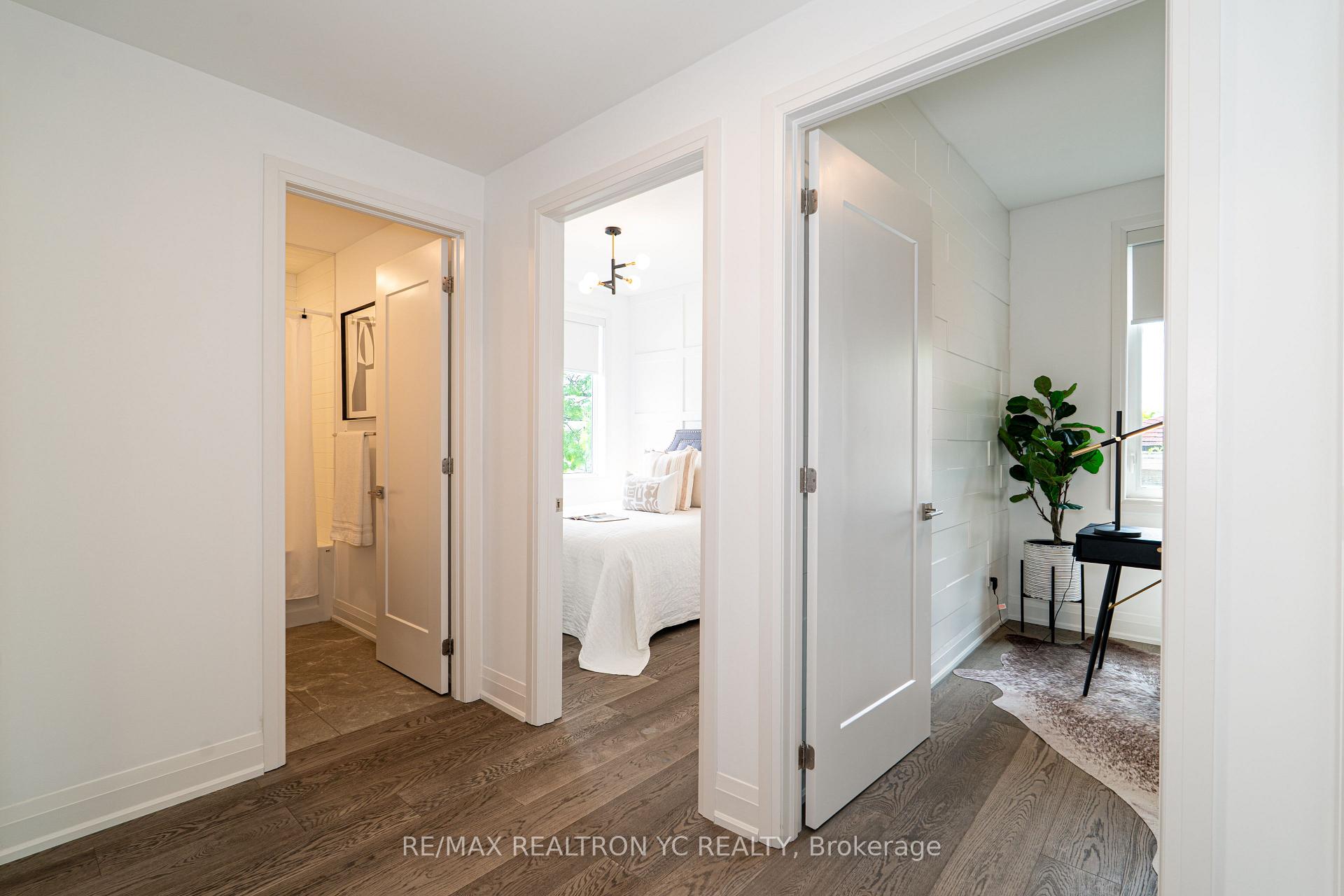 4 Bedrooms Condo at 18 Greenbriar, Toronto For sale