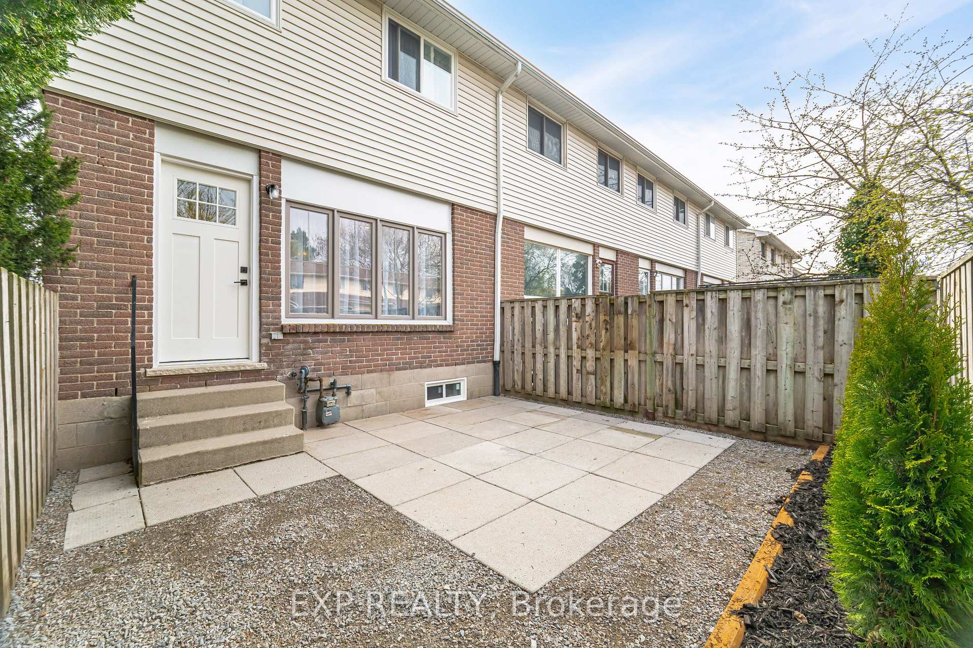 3 Bedrooms Condo at 120 Quigley,  Hamilton For sale