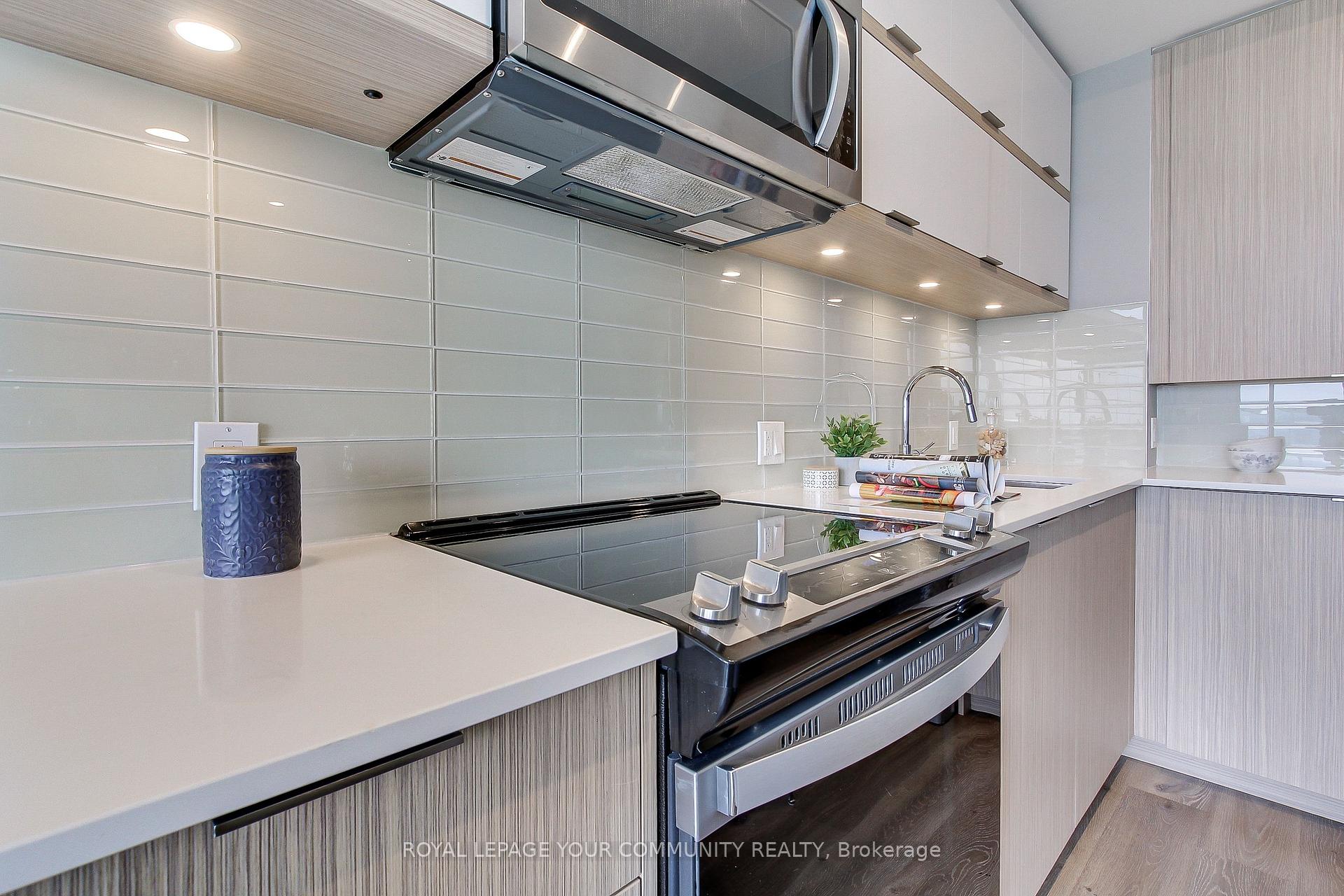 2 Bedrooms Condo at 10 Deerlick, Toronto For sale