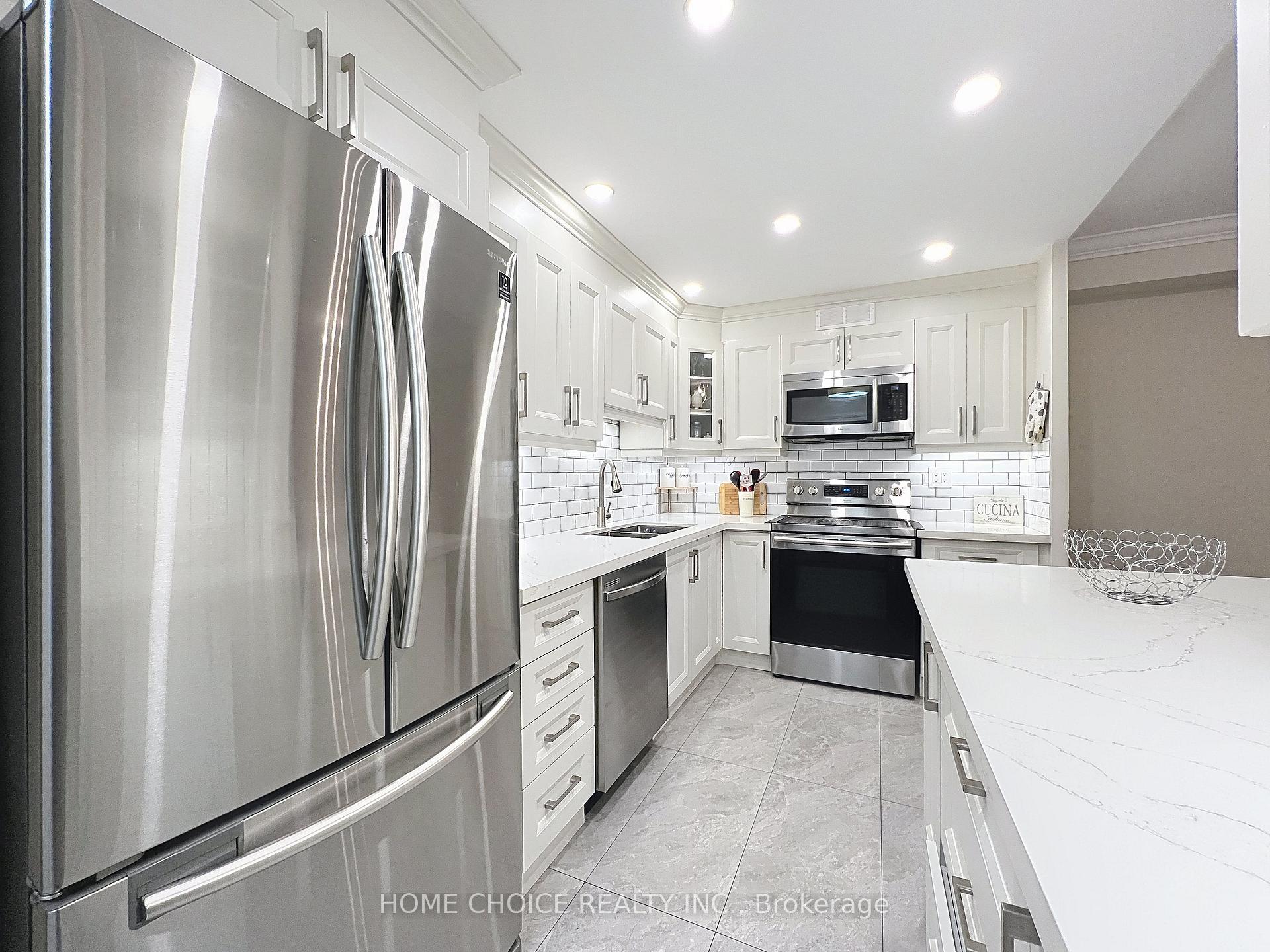 3 Bedrooms Condo at 15 La Rose, Toronto For sale